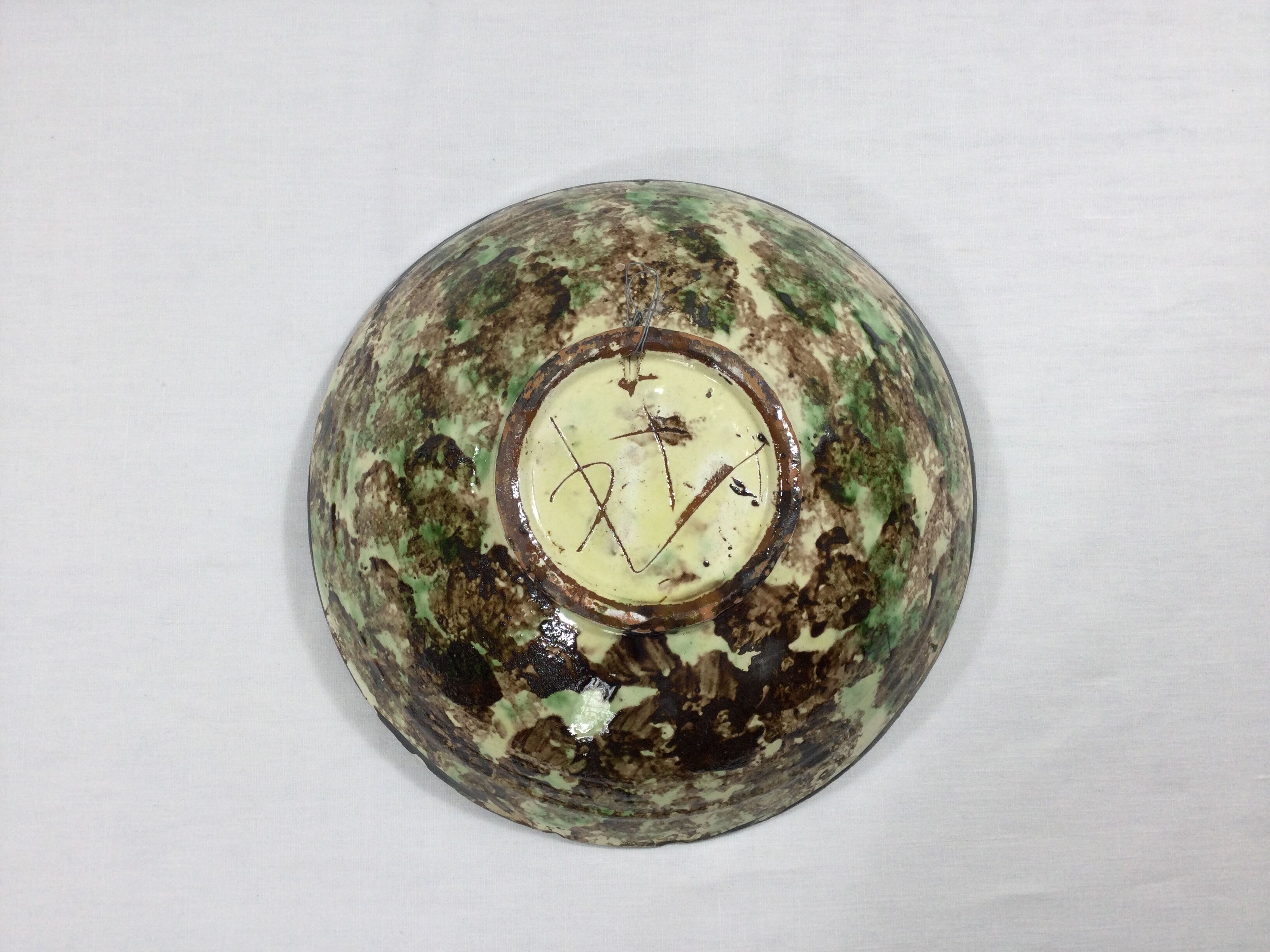 Earthenware bowl with fish decoration