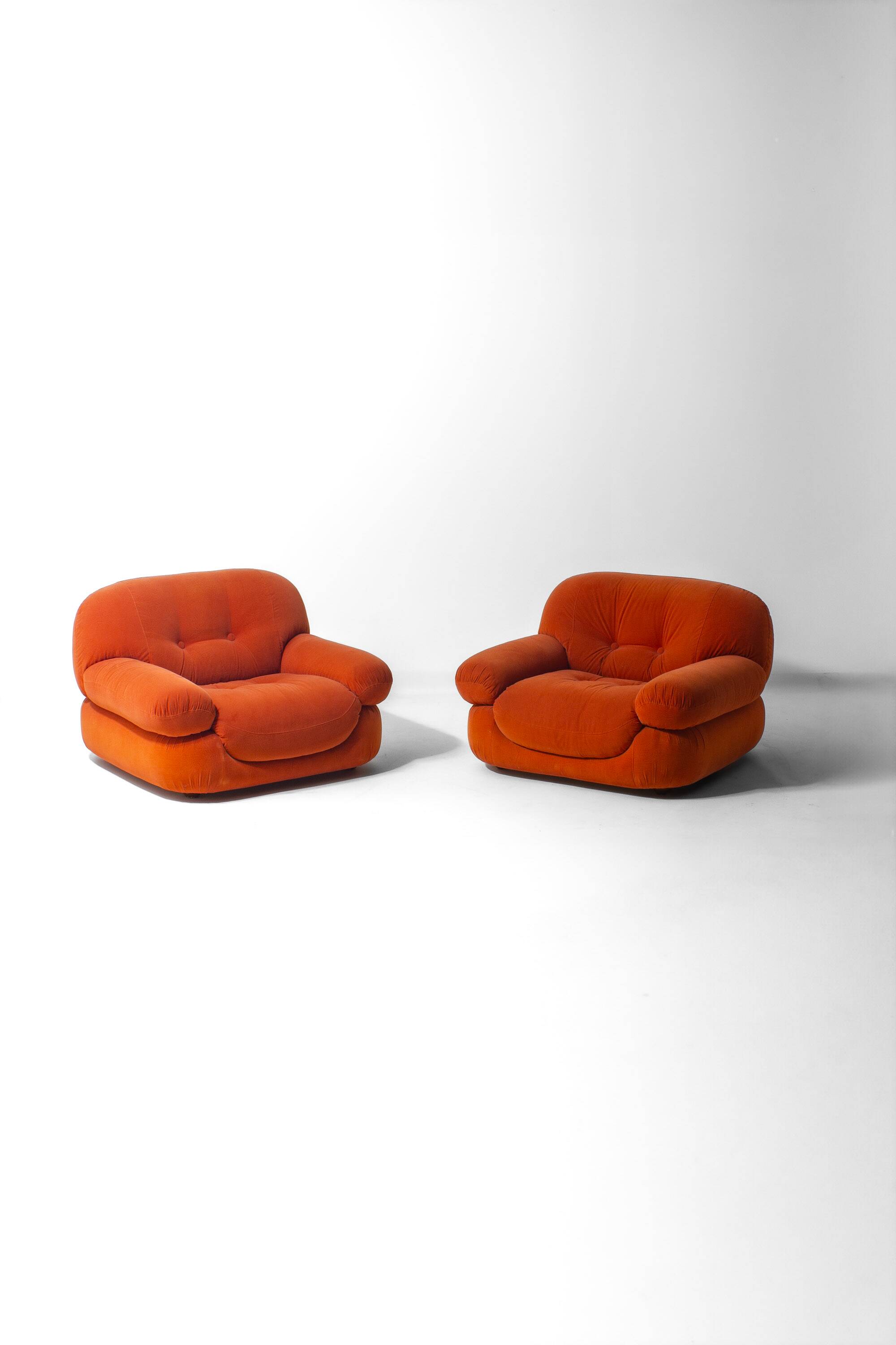 Pair of suède 'Sapporo' lounge chairs by Mobil Girgi, Italy 1970s
