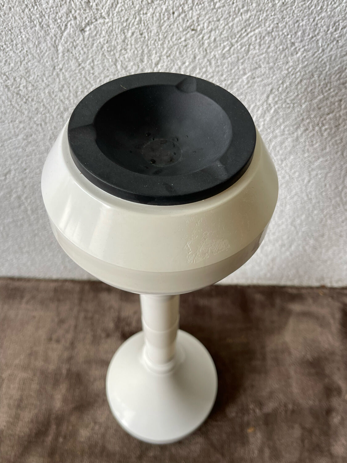 1970's italian ashtray in white plastic with its space age tulip foot