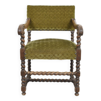 Fauteuil ancien, style Louis XIII, en bois tourné, sculpté, assise et dossier en velours vert.