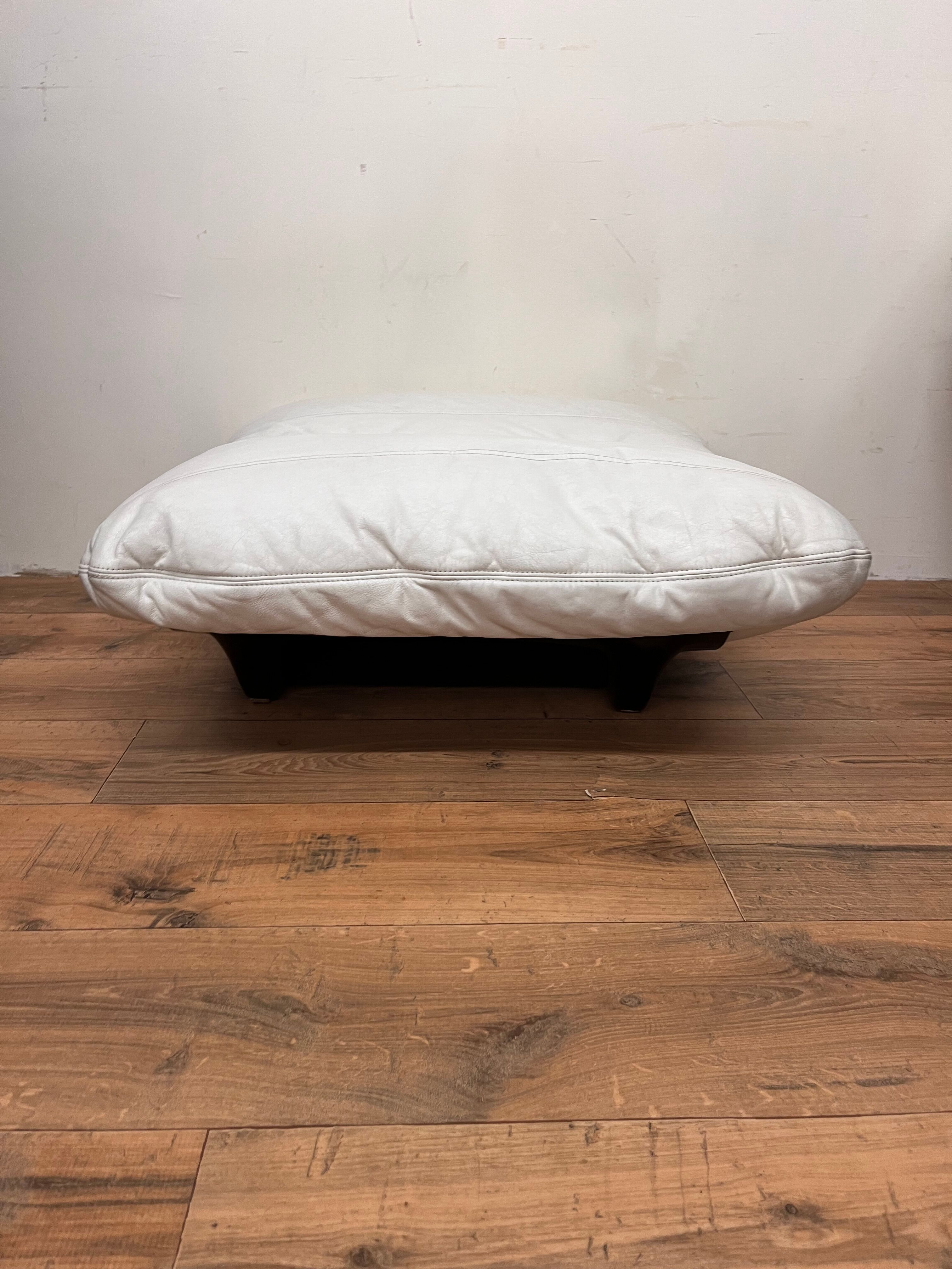 Armchair and ottoman Marsala in white leather by Michel Ducaroy for Ligne Roset