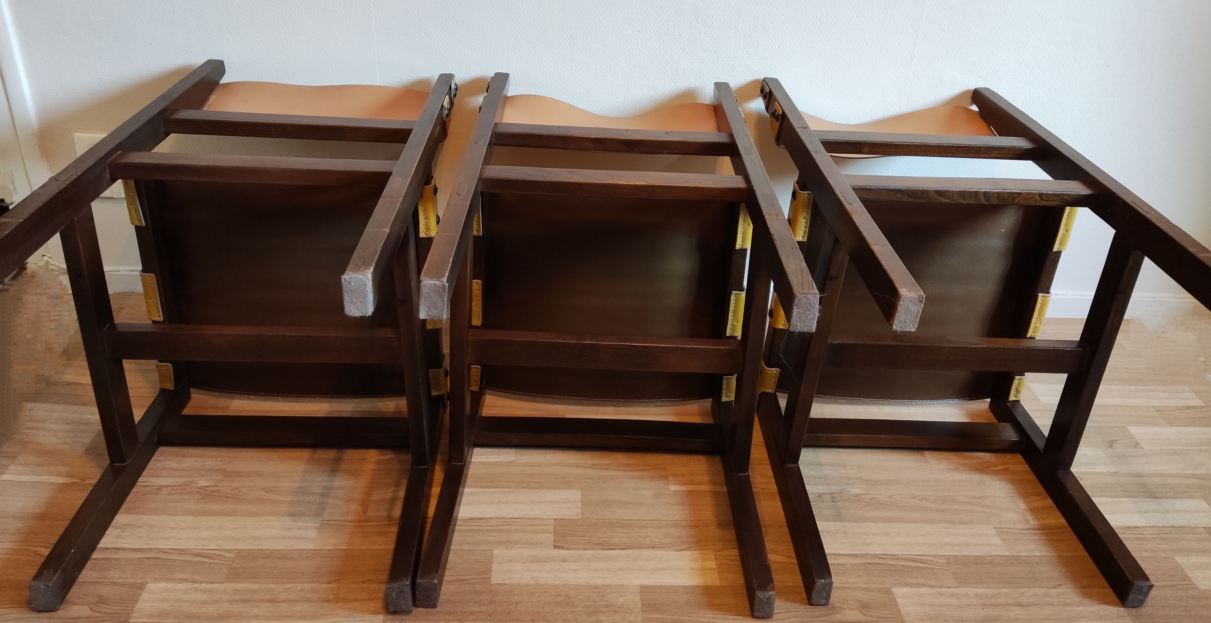 Chaises bois et cuir des années 70