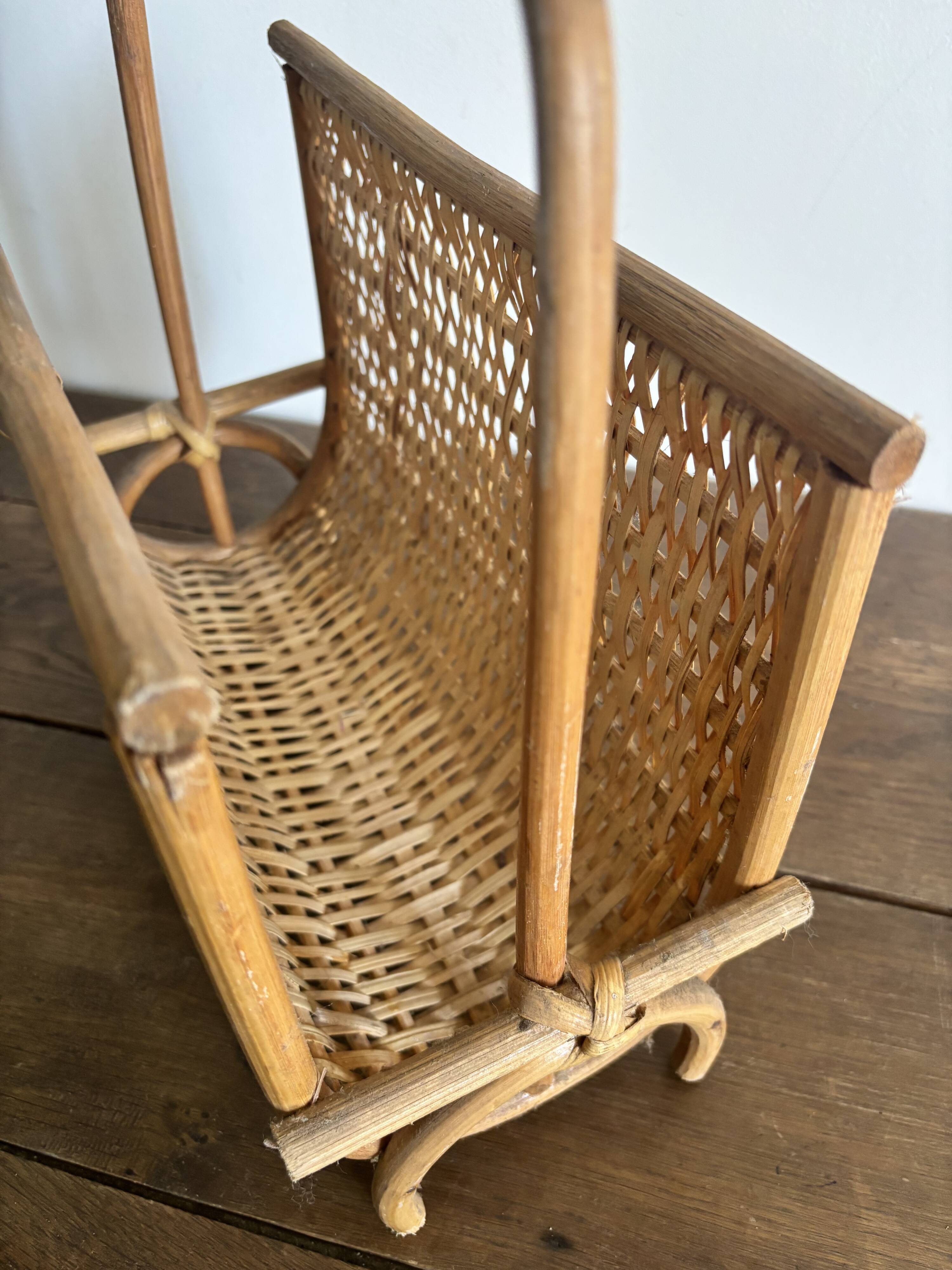 Porte-revues vintage en rotin naturel  des années 60