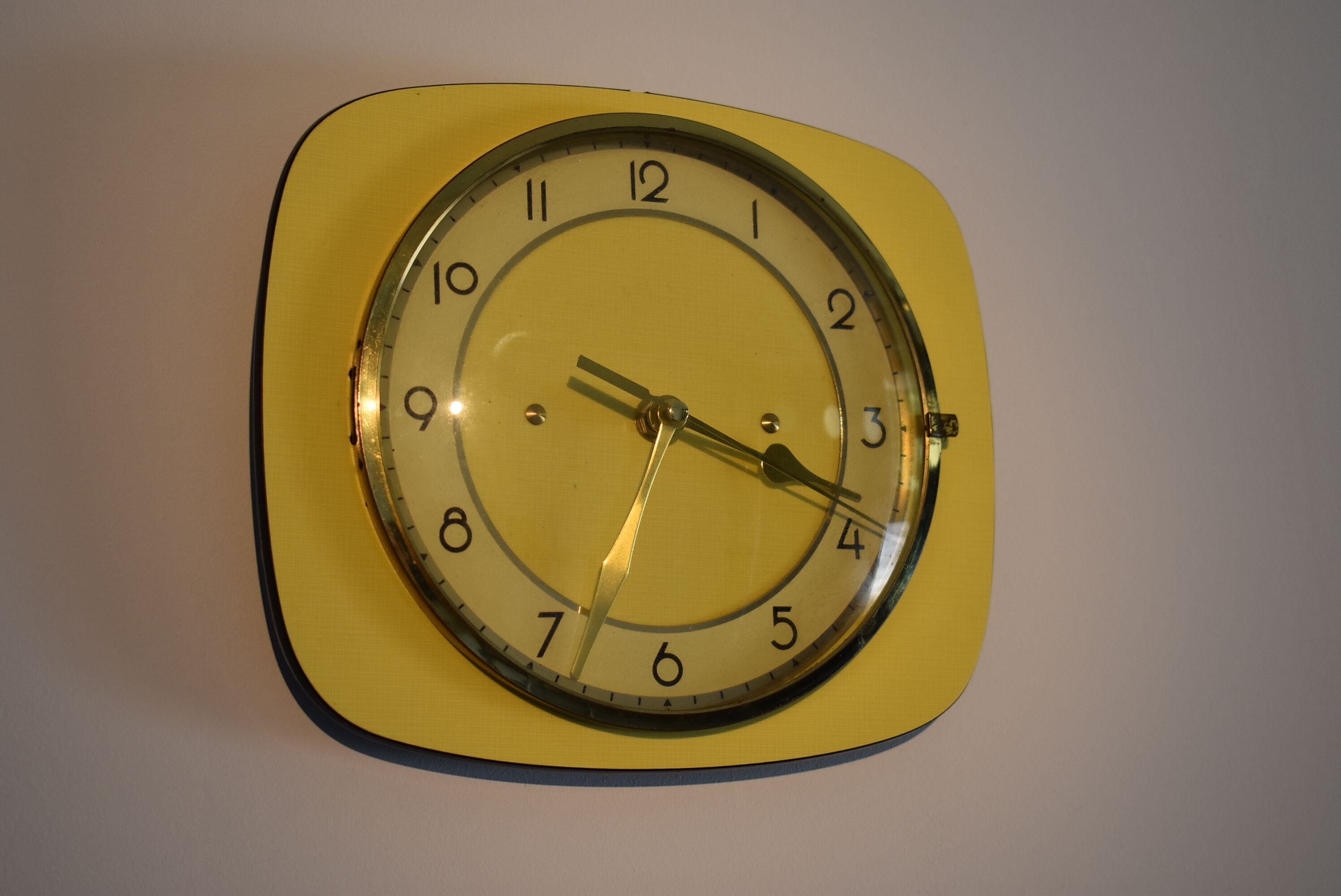 Vintage yellow formica pendulum