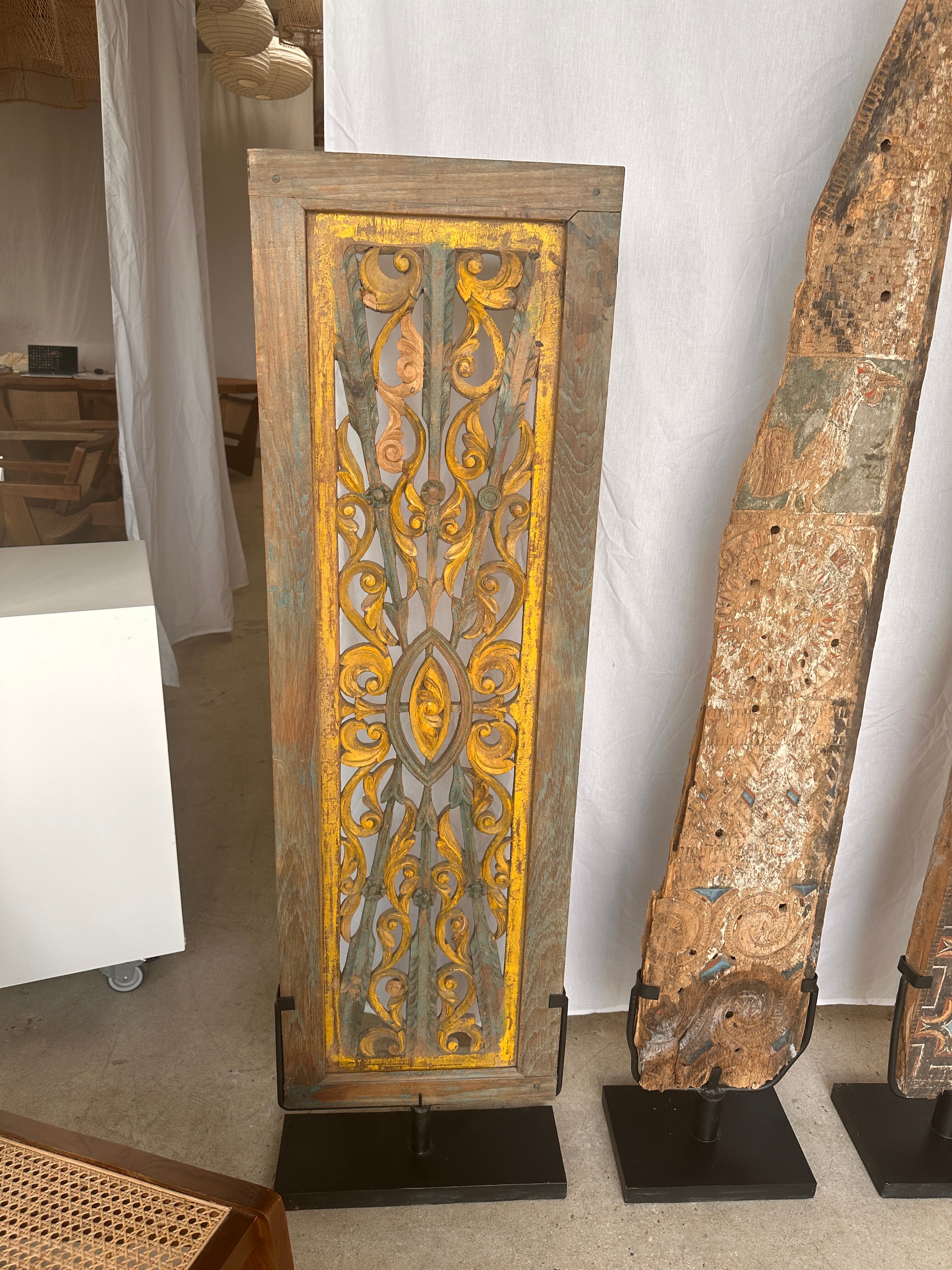 Rectangular Indonesian construction element with blue and yellow plant in carved wood