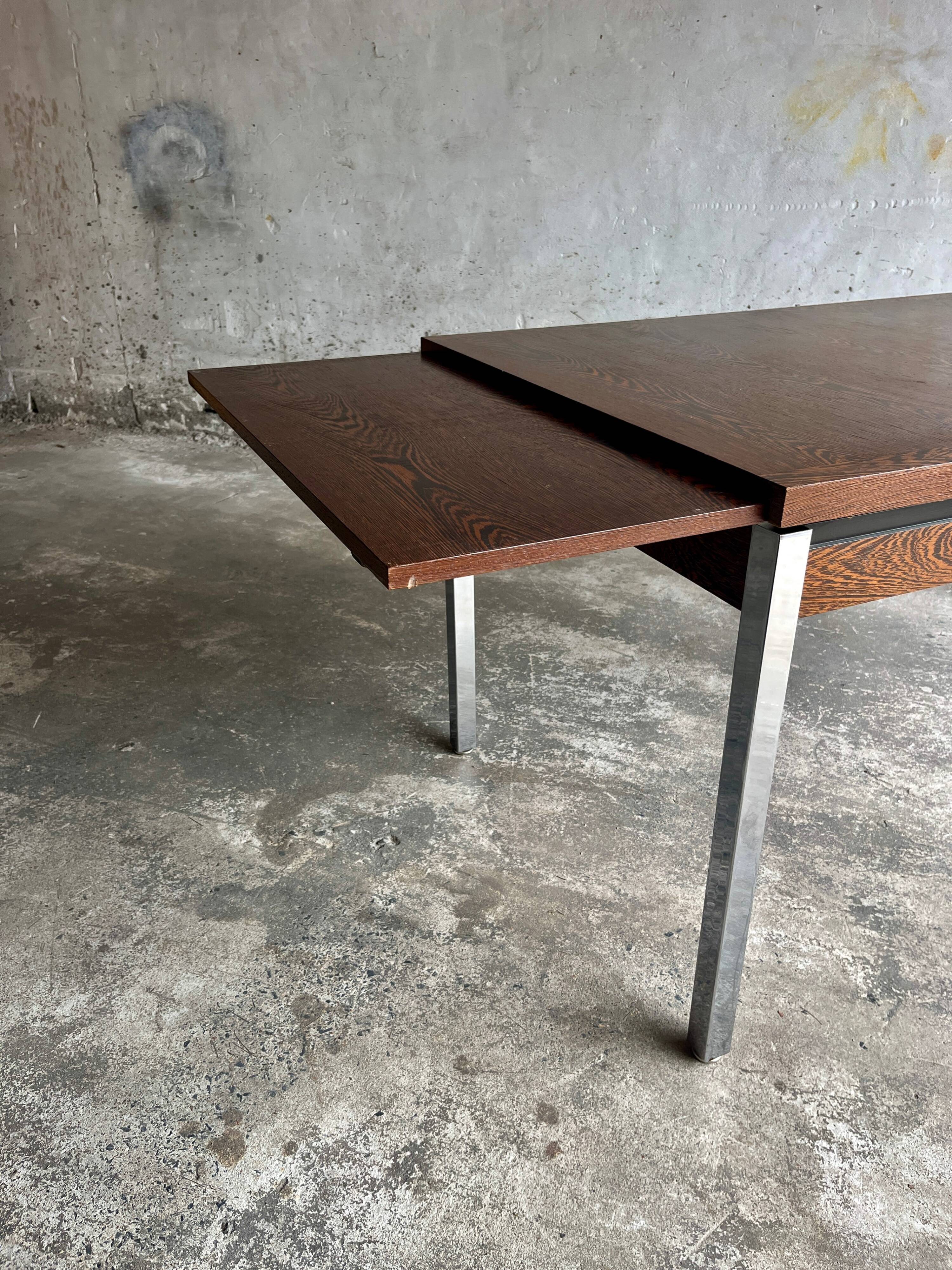 Table à manger belge mid-century avec pieds chromés