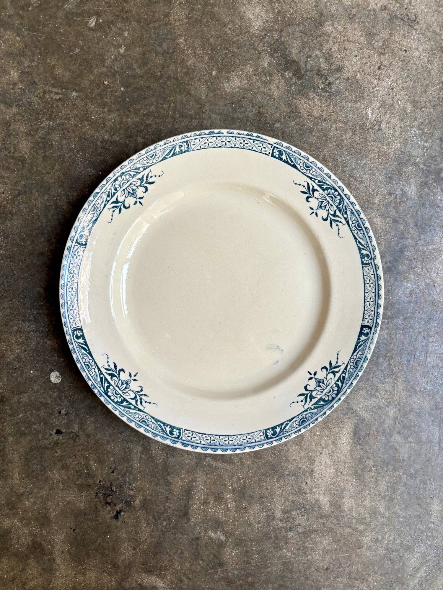 Longchamp flat plate in iron earth, “Lily” service