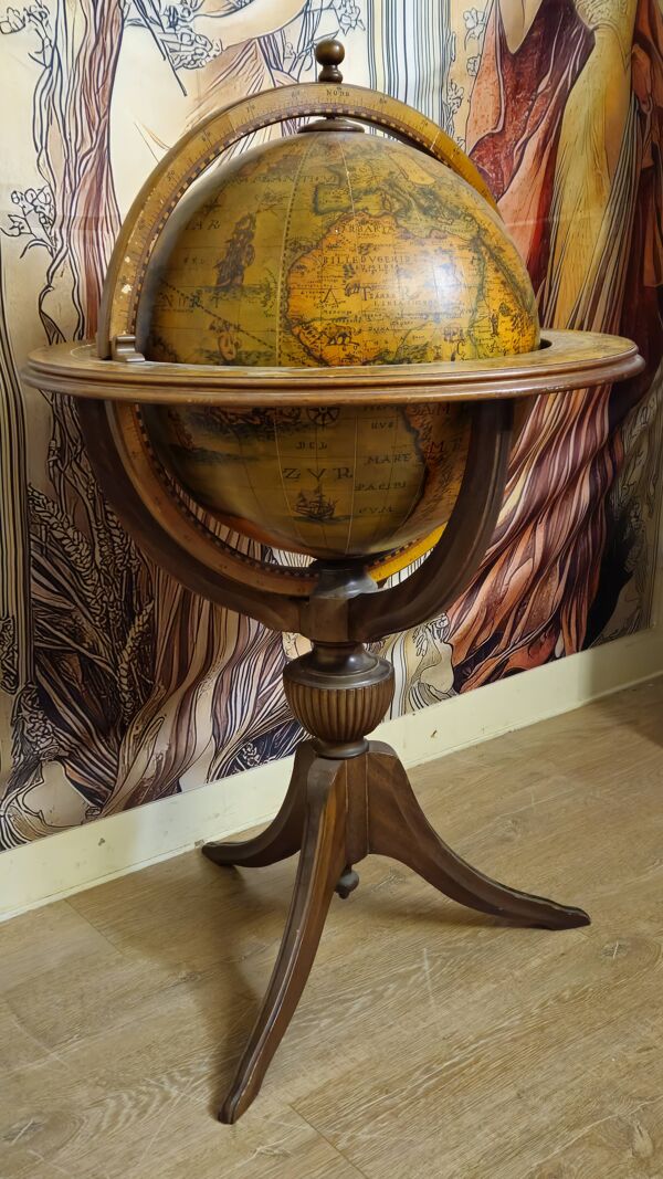 Globe terrestre bar ouvrant sur piètement tripode – XXe siècle - circa 1970