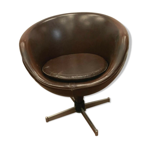 Fauteuil design en piétement chrome et coquille en skaï