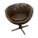 Design chair in chrome footing and skai shell