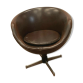 Design chair in chrome footing and skai shell