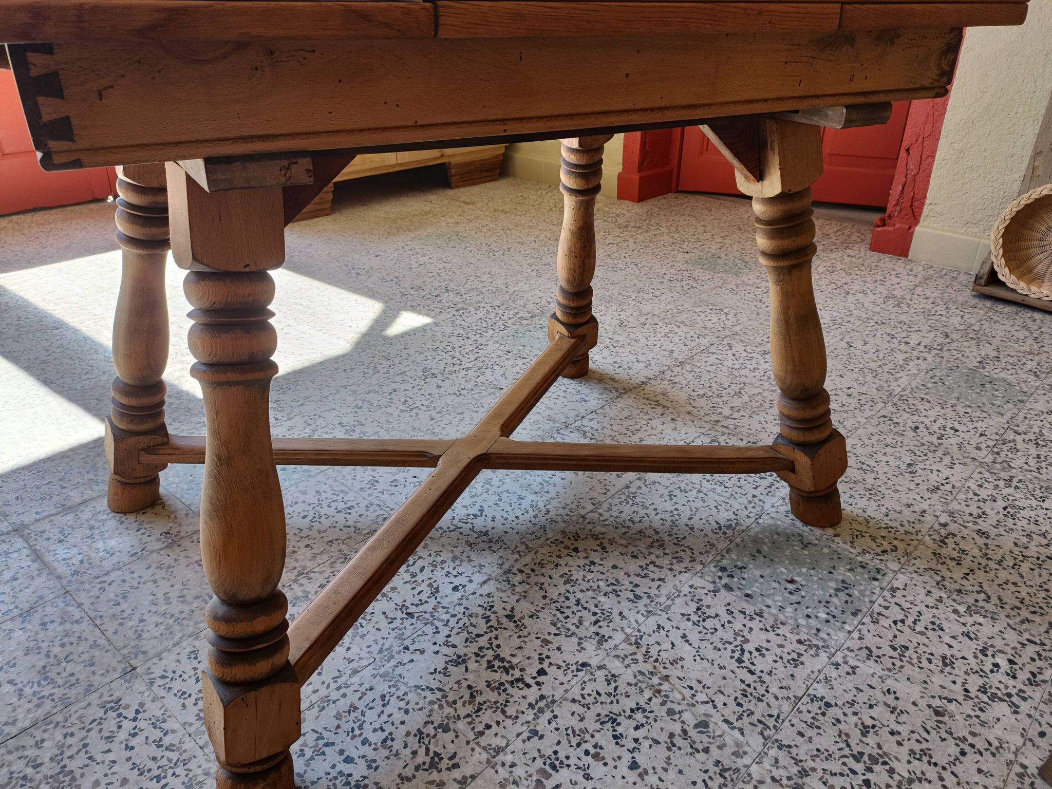 Table avec rallonges intégrées rénovée