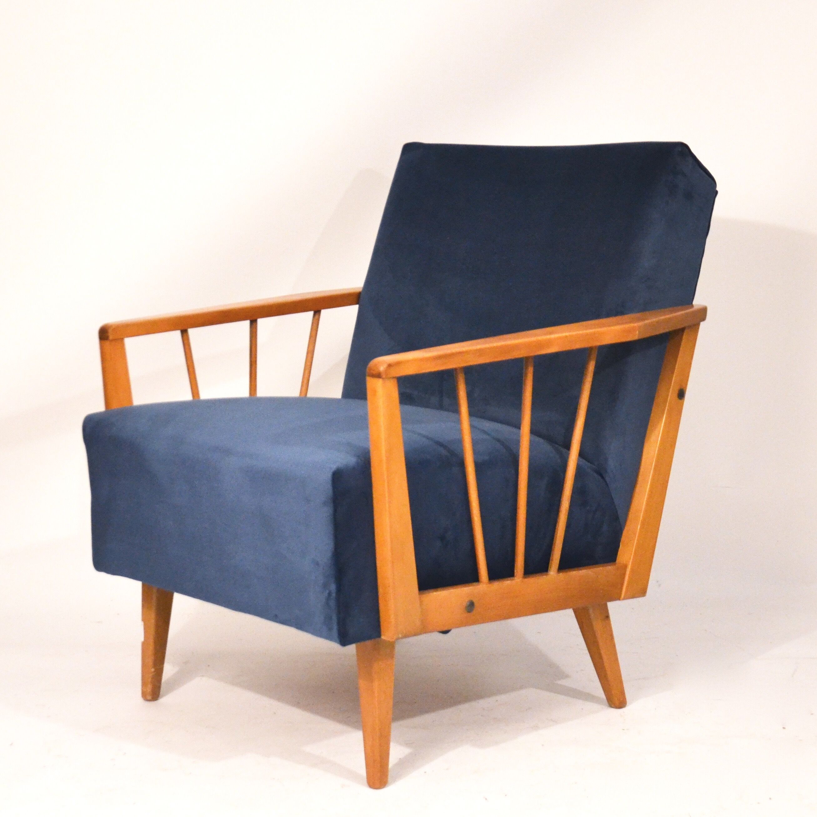 Fauteuil années 60 retapissé velours bleu