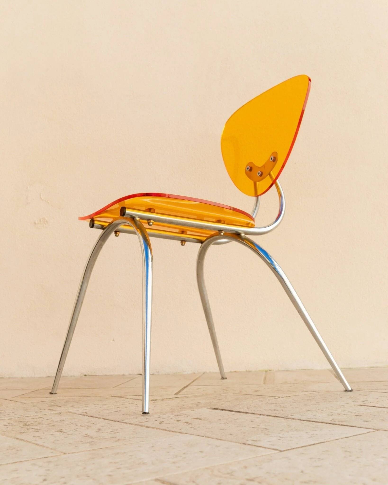 Ensemble de 2 chaises en acrylique orange, style postmoderne Memphis, design italien des années 1980 avec des cadres en chrome.