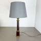 Lampe de table moderniste rouge catalina et tube en laiton, italie, années 1960