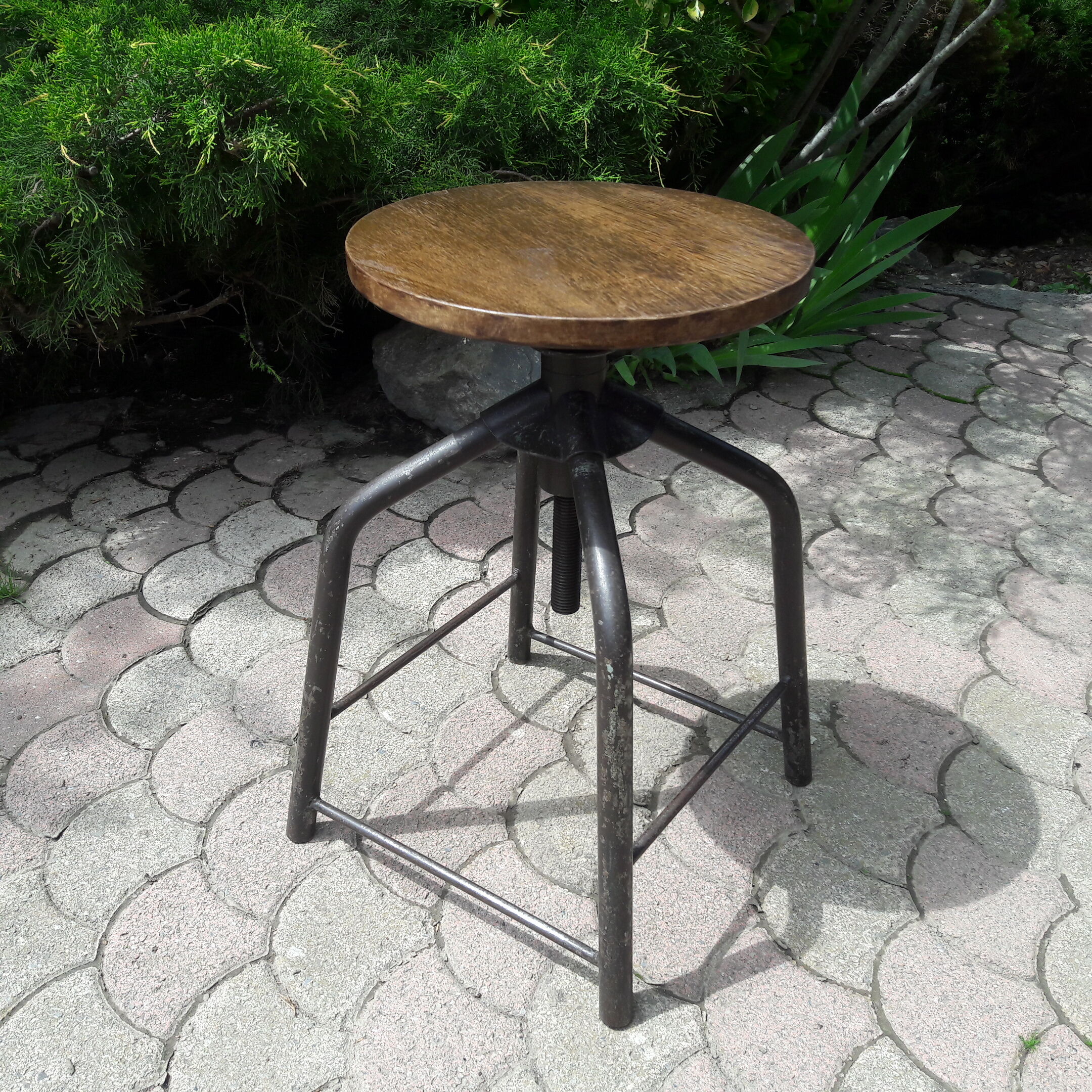 Industrial stool with screw