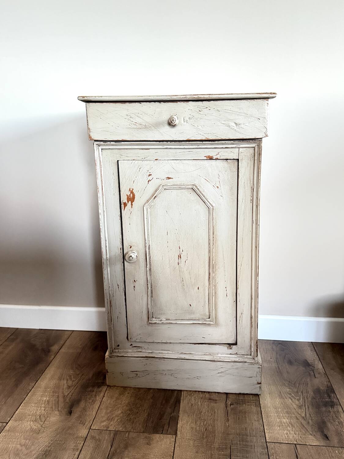 Petit meuble ancien patiné gris pierre/ table d'appoint / chevet
