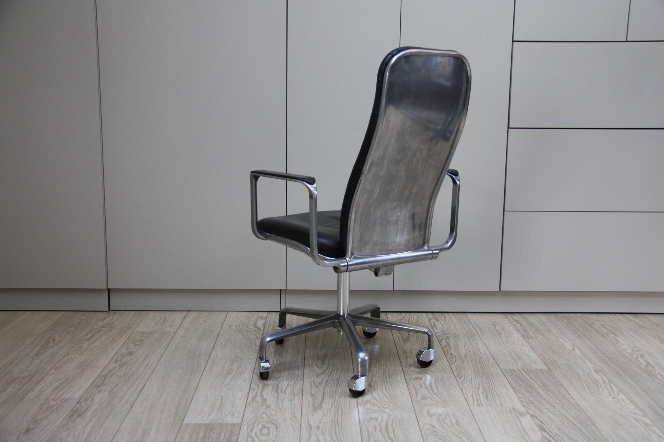 Swivel office chair in black leather - Frederick Scott for Hill - UK - 1970's