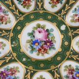 Très grande tasse en porcelaine de Limoges décor de fleurs fond vert fait main signée