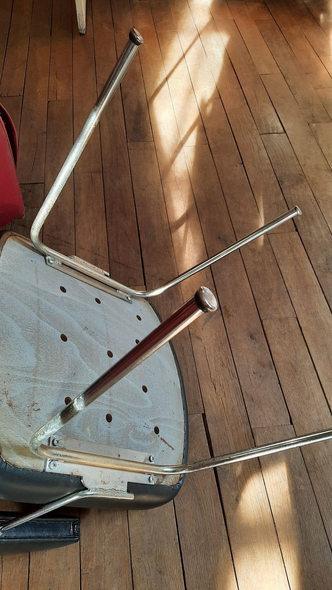 Fauteuil et chaise de bureau année 60 skaï