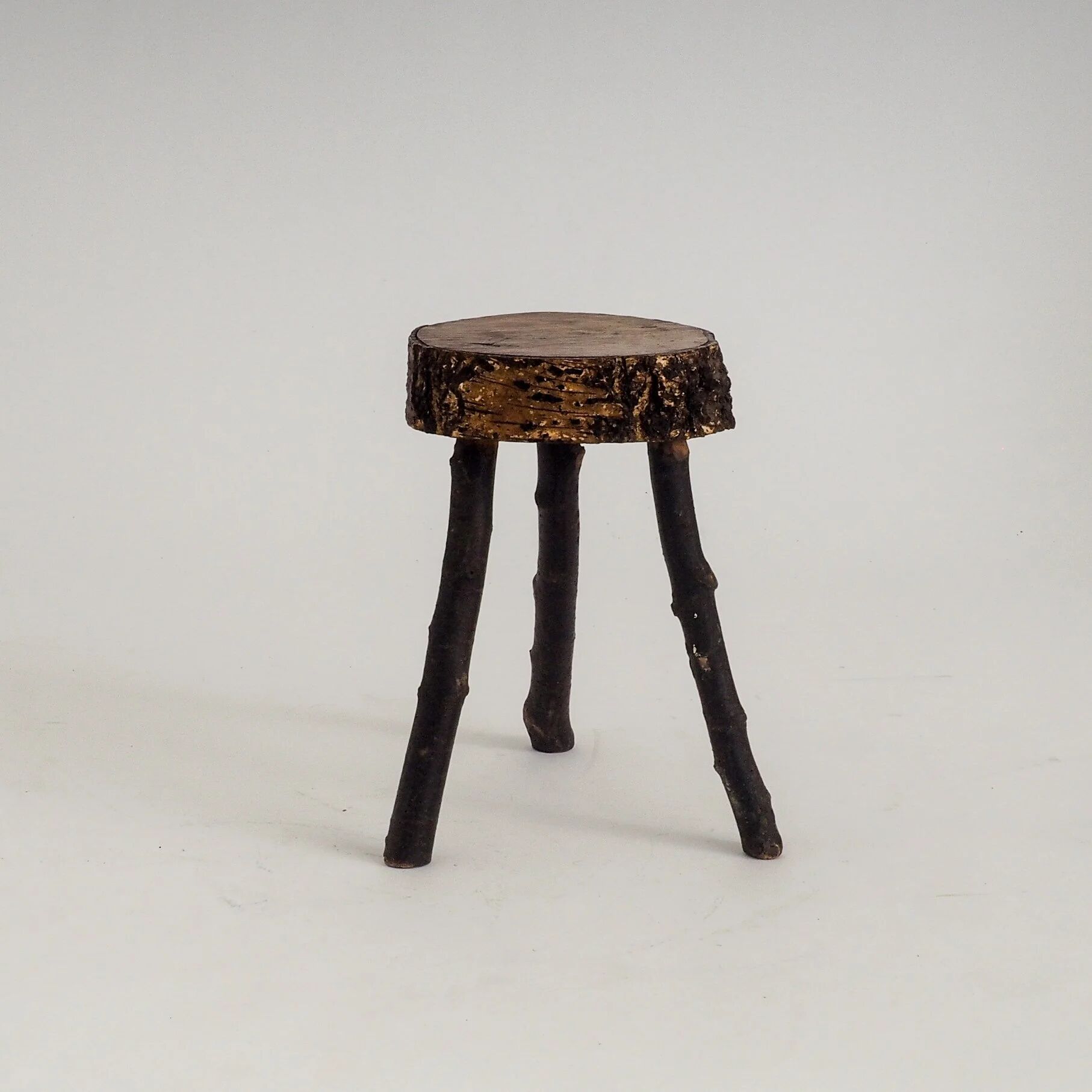 Tabouret en bois rustique fait à la main