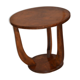 Pedestal table with its harmonious rounded shapes