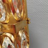 Applique suédoise en métal doré avec prismes en verre. Estimation des années 1970-80.