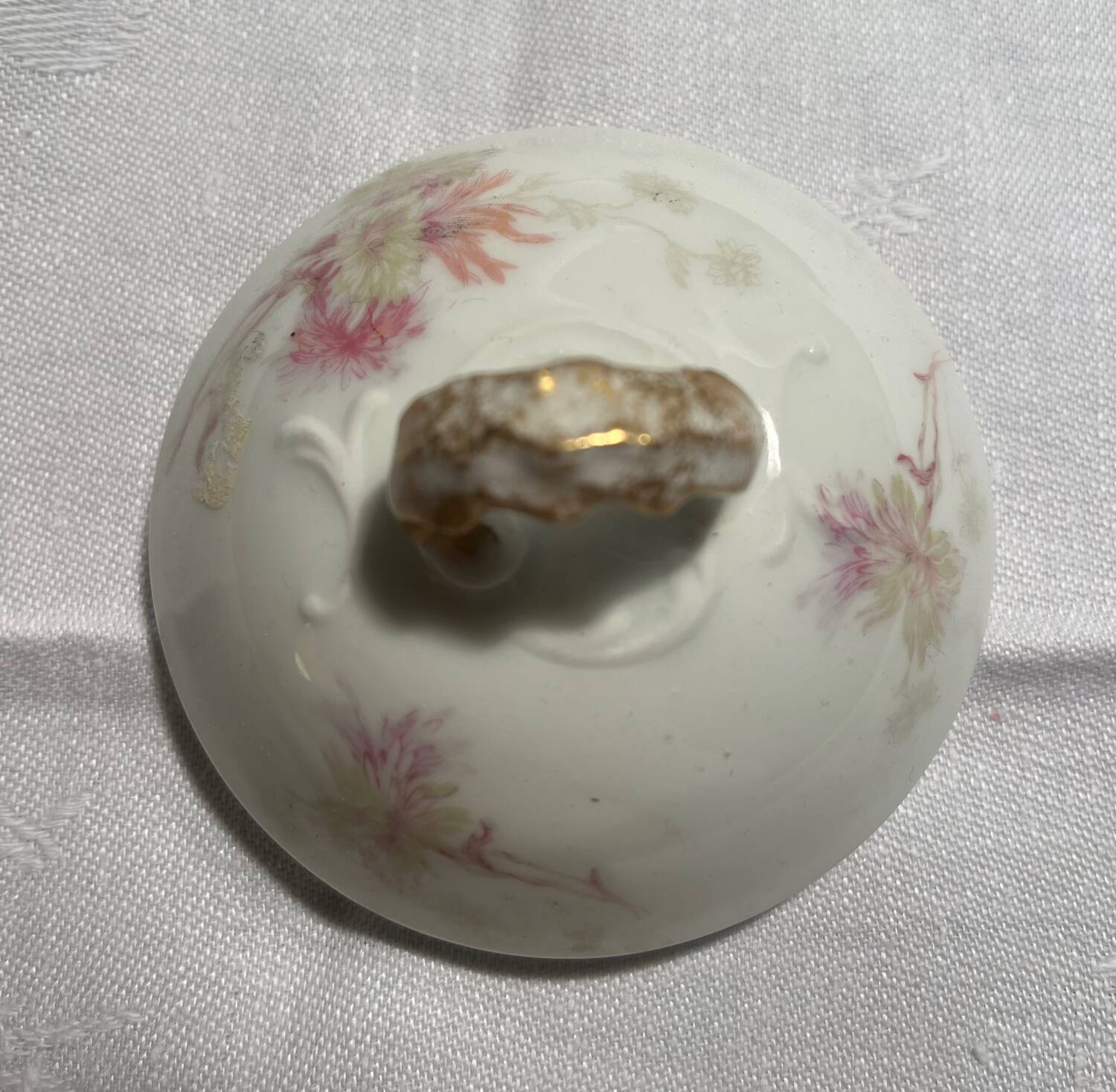 Antique porcelain bonbonnière with floral design – Belle Époque, circa 1900