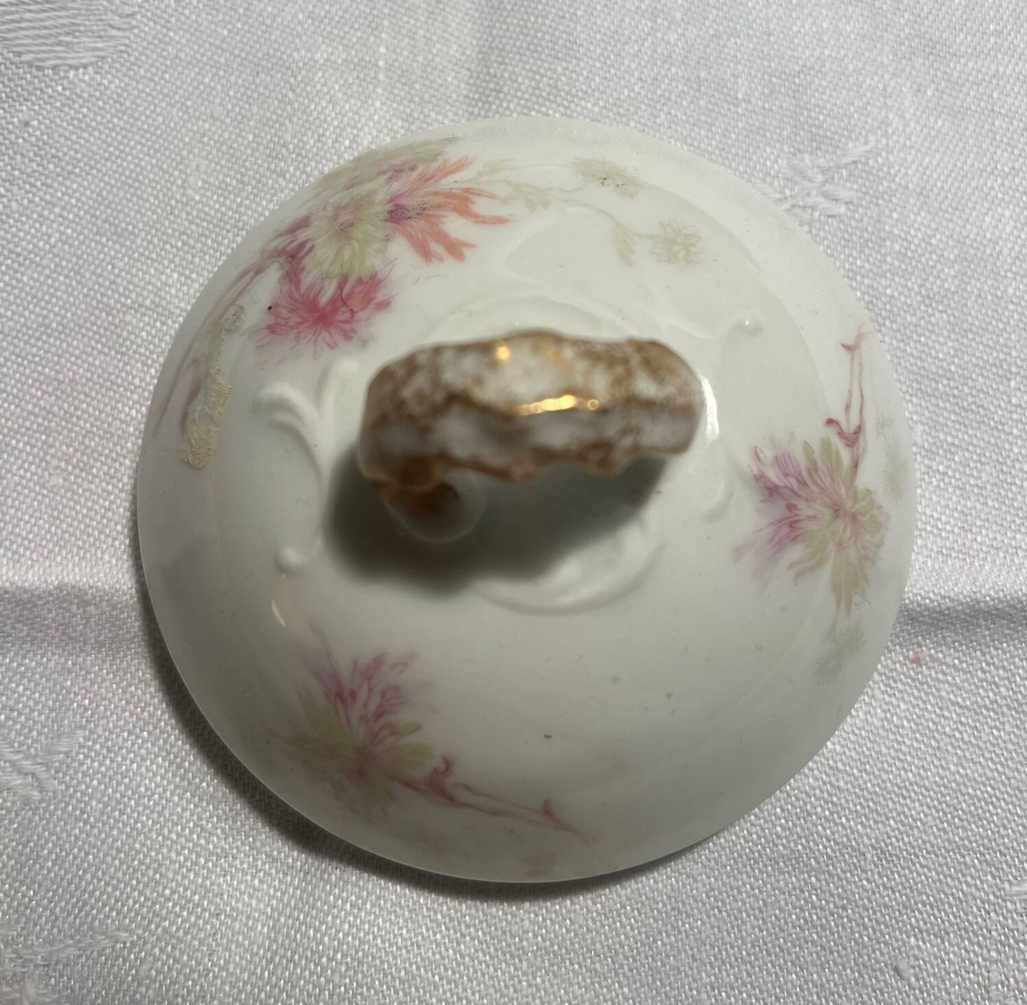 Antique porcelain bonbonnière with floral design – Belle Époque, circa 1900