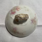 Antique porcelain bonbonnière with floral design – Belle Époque, circa 1900