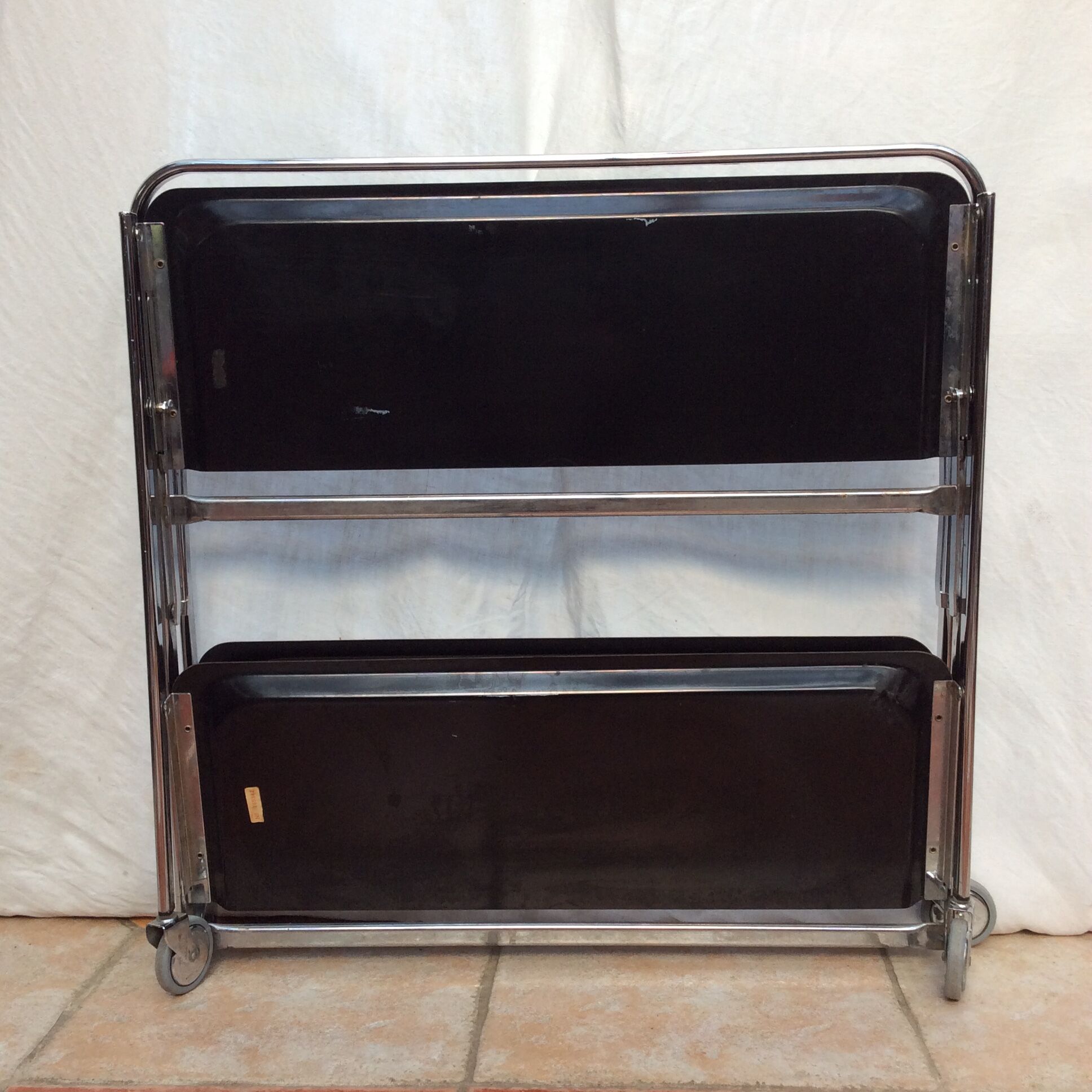 Folding dessert table rolling towards the 1970s numbered dimension: H -82cm- L-41cm- Pr-41cm-