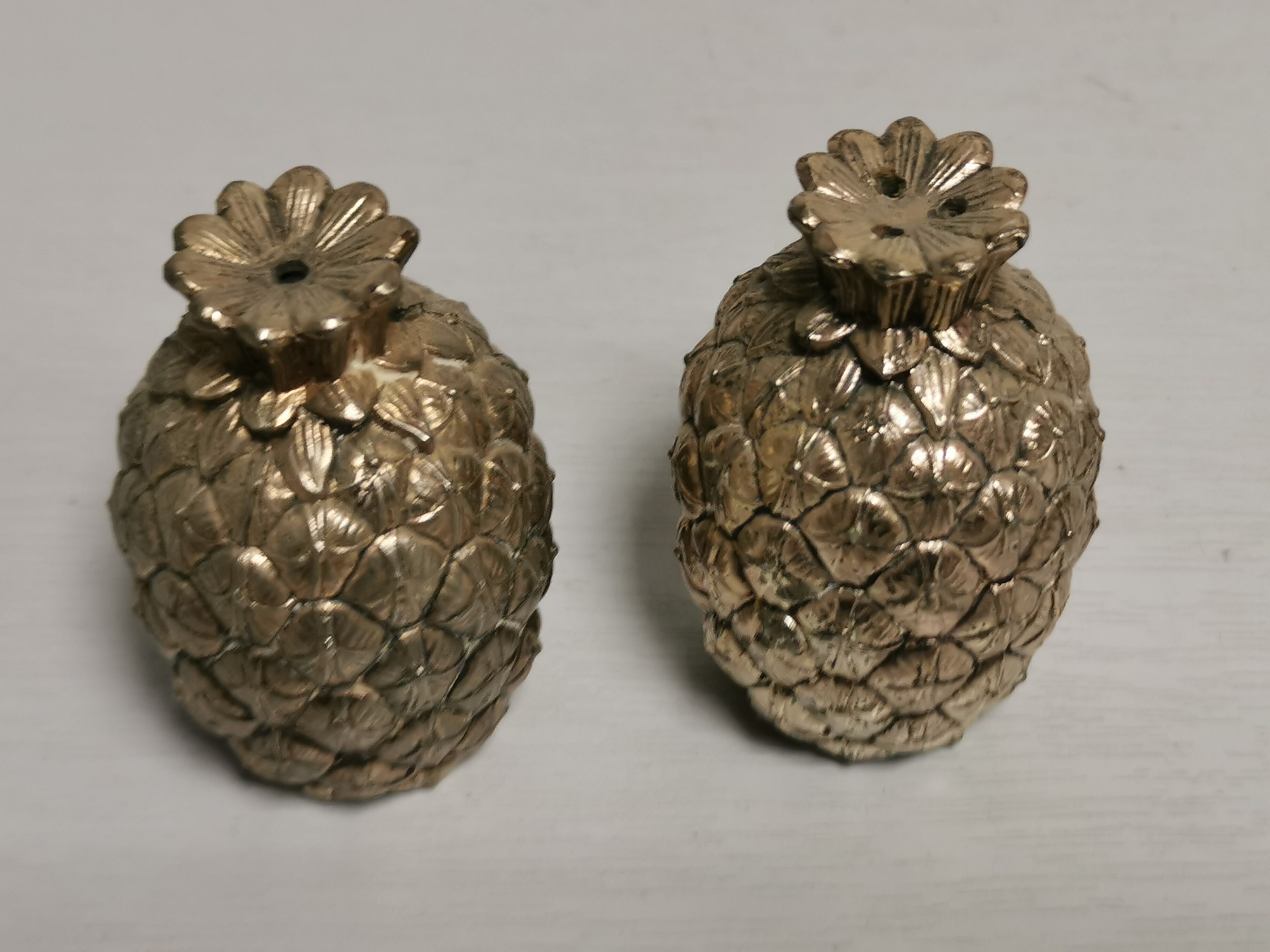 Salière et poivrière vintage en forme d'ananas