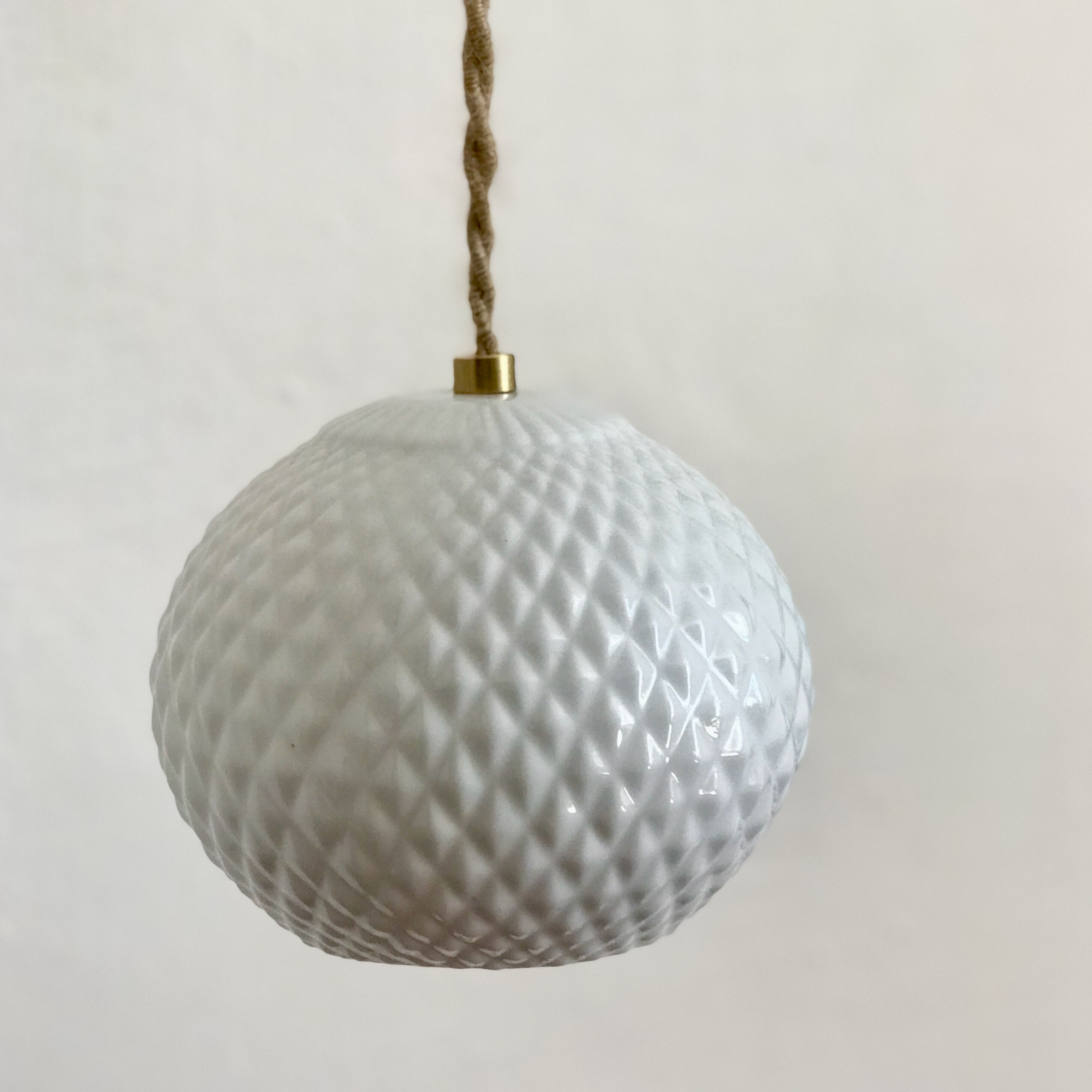 White opaline suspension