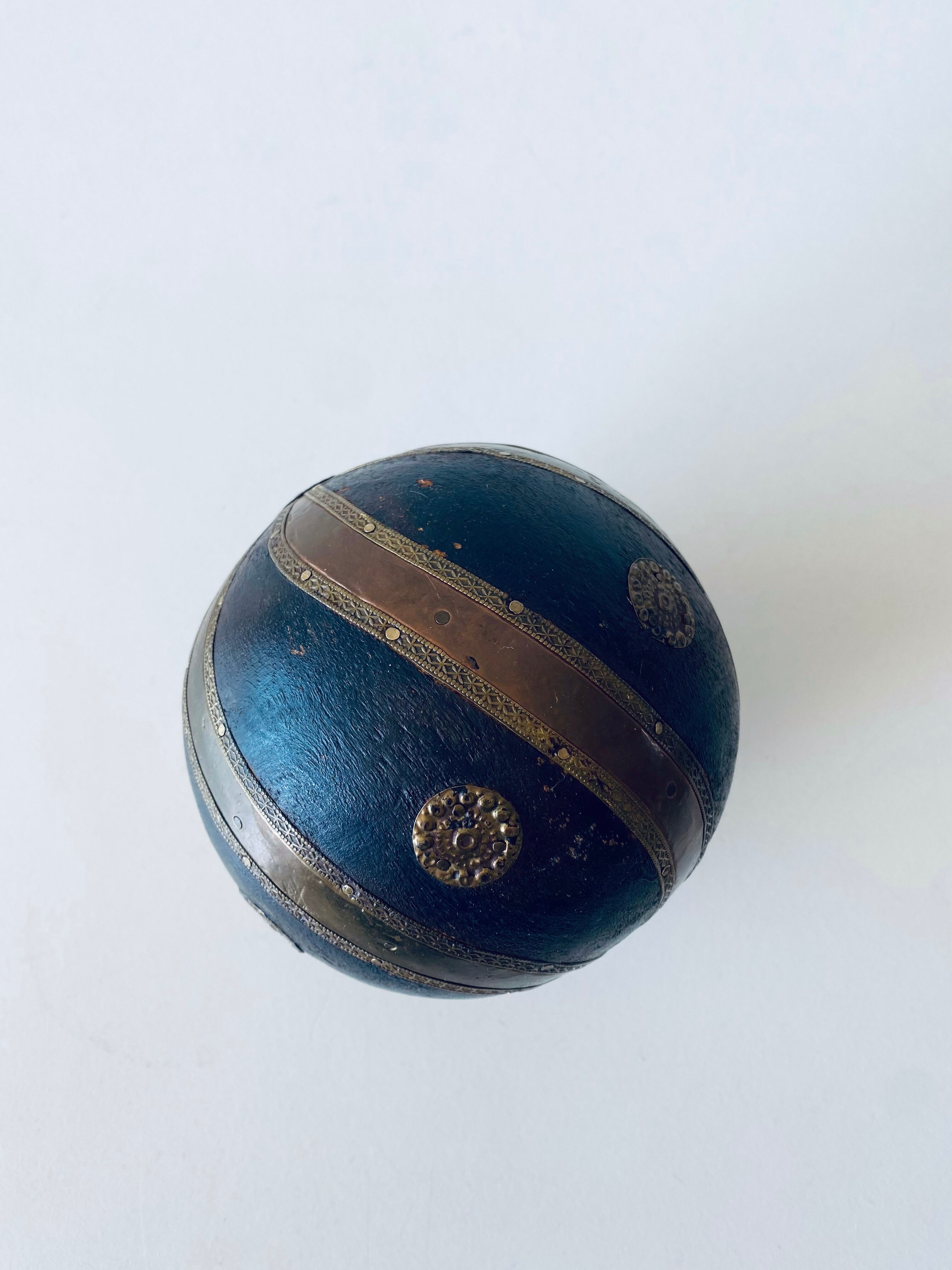 Decorative ball in wood and laion