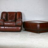 Ensemble fauteuil et table basse cuir, Italie, circa 1970. space age