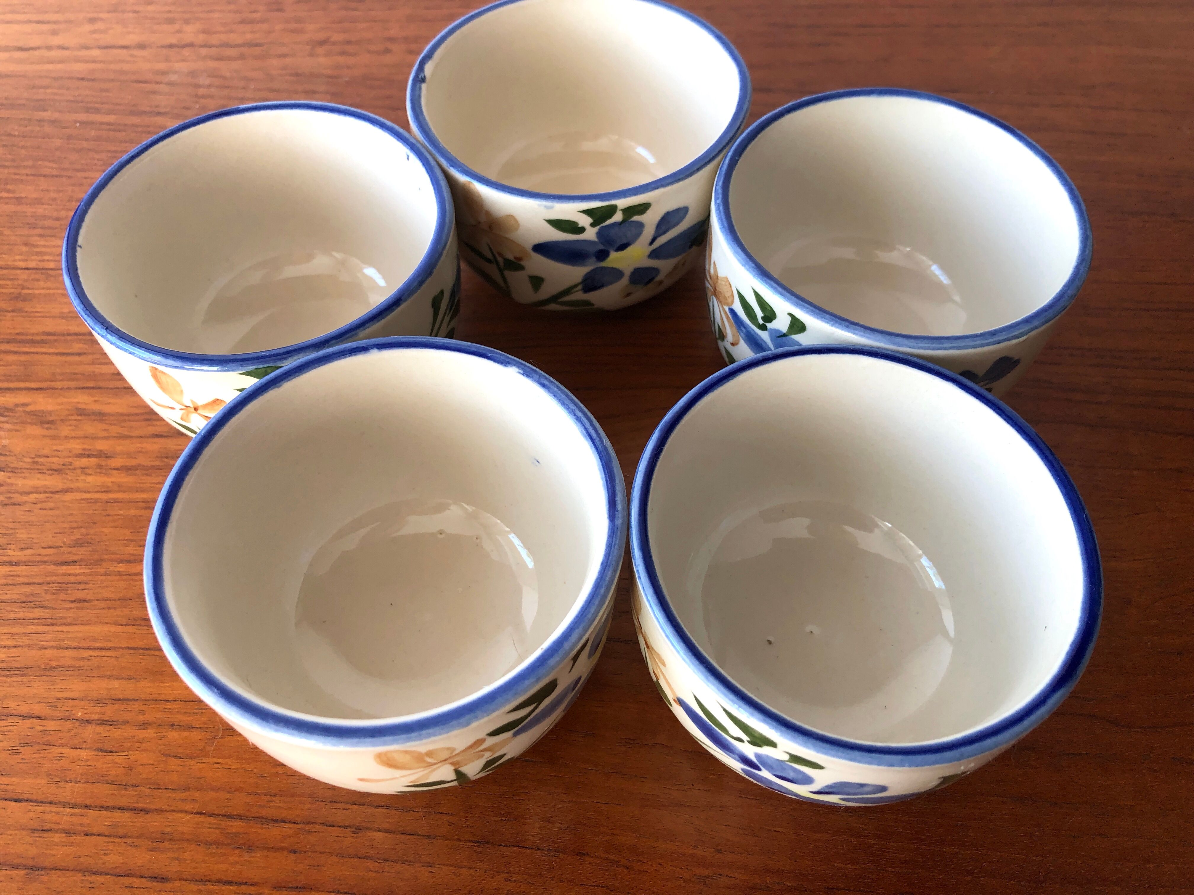 Porcelain tea bowls