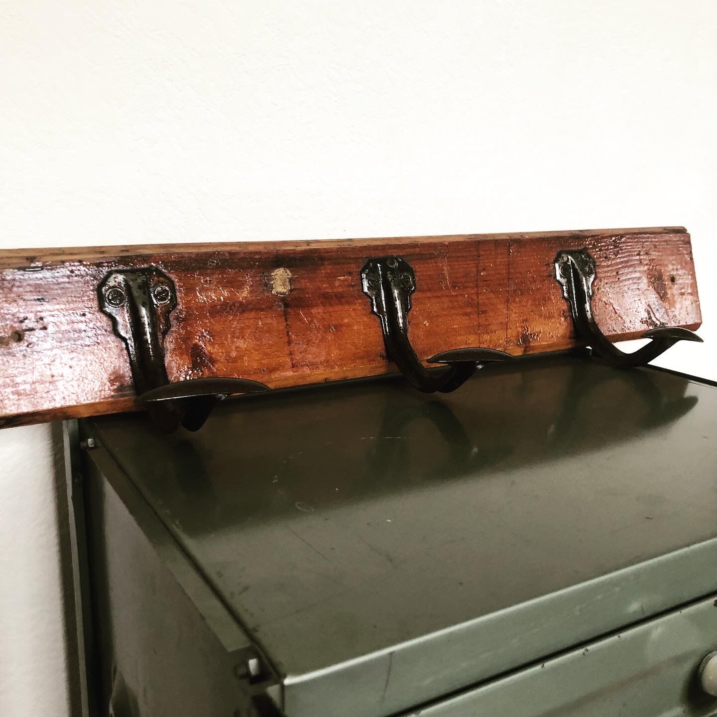Paire de porte-manteaux d’ecole