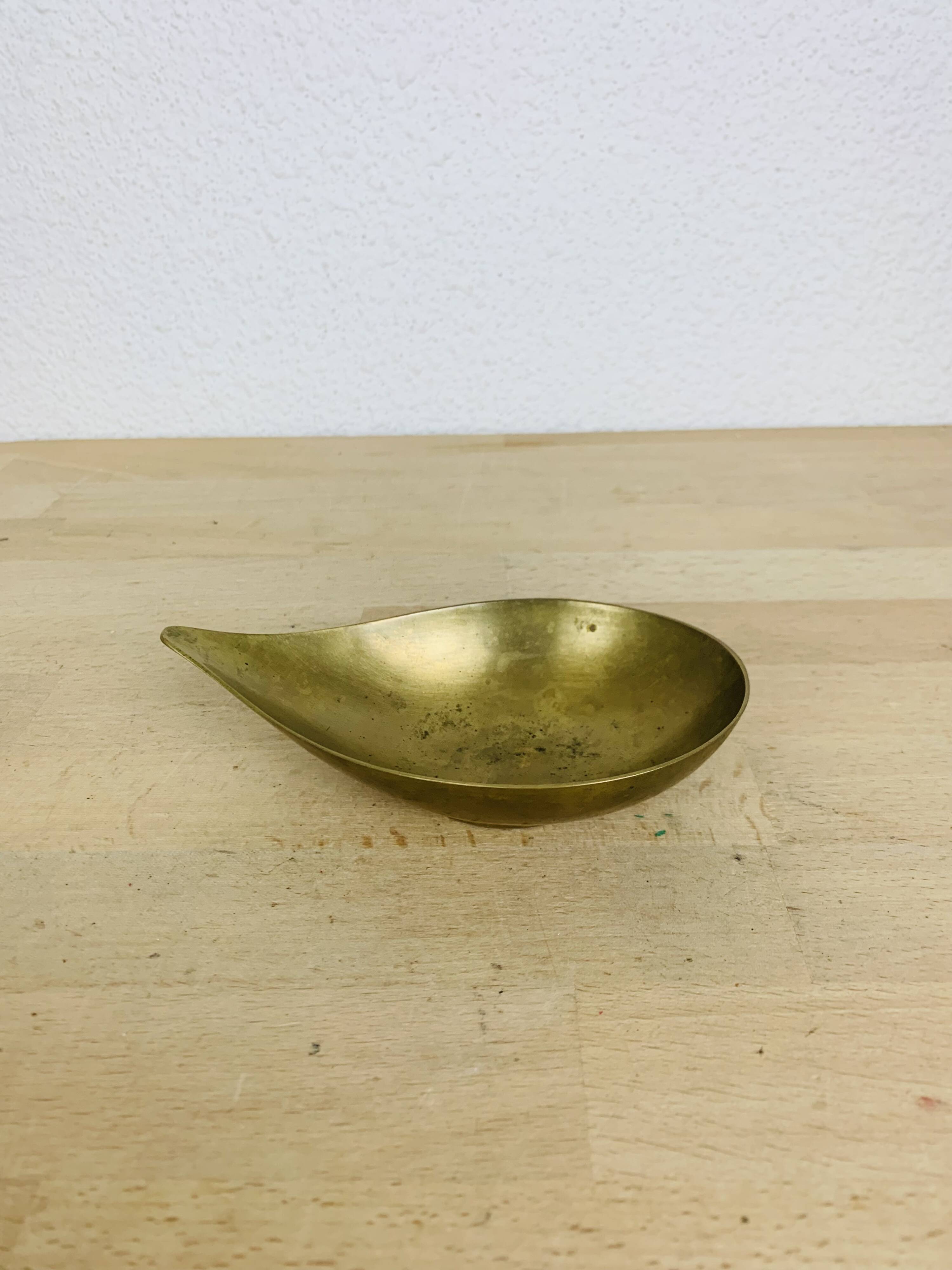 Organic pocket emptier in golden brass, drop