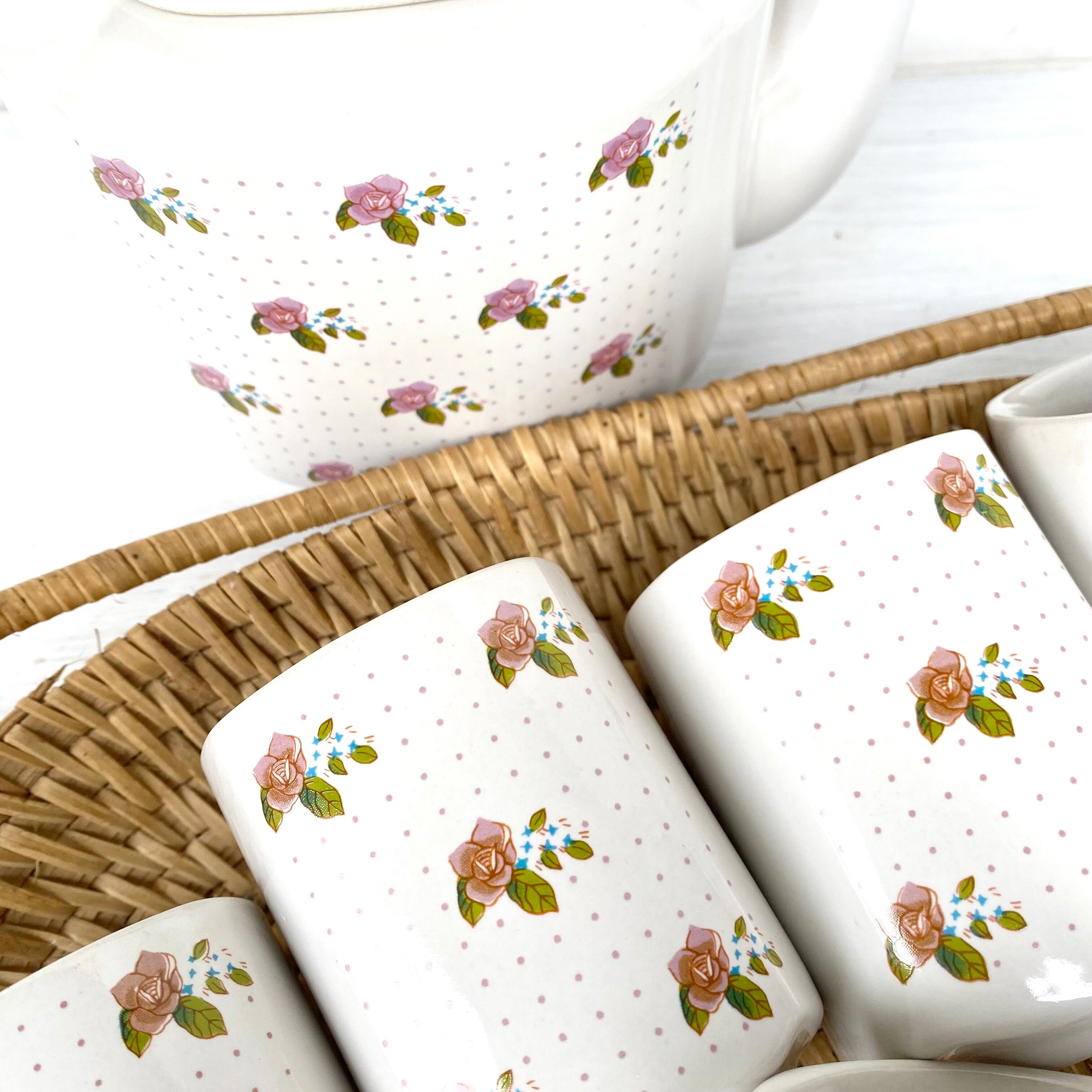 Vintage teapot and cups