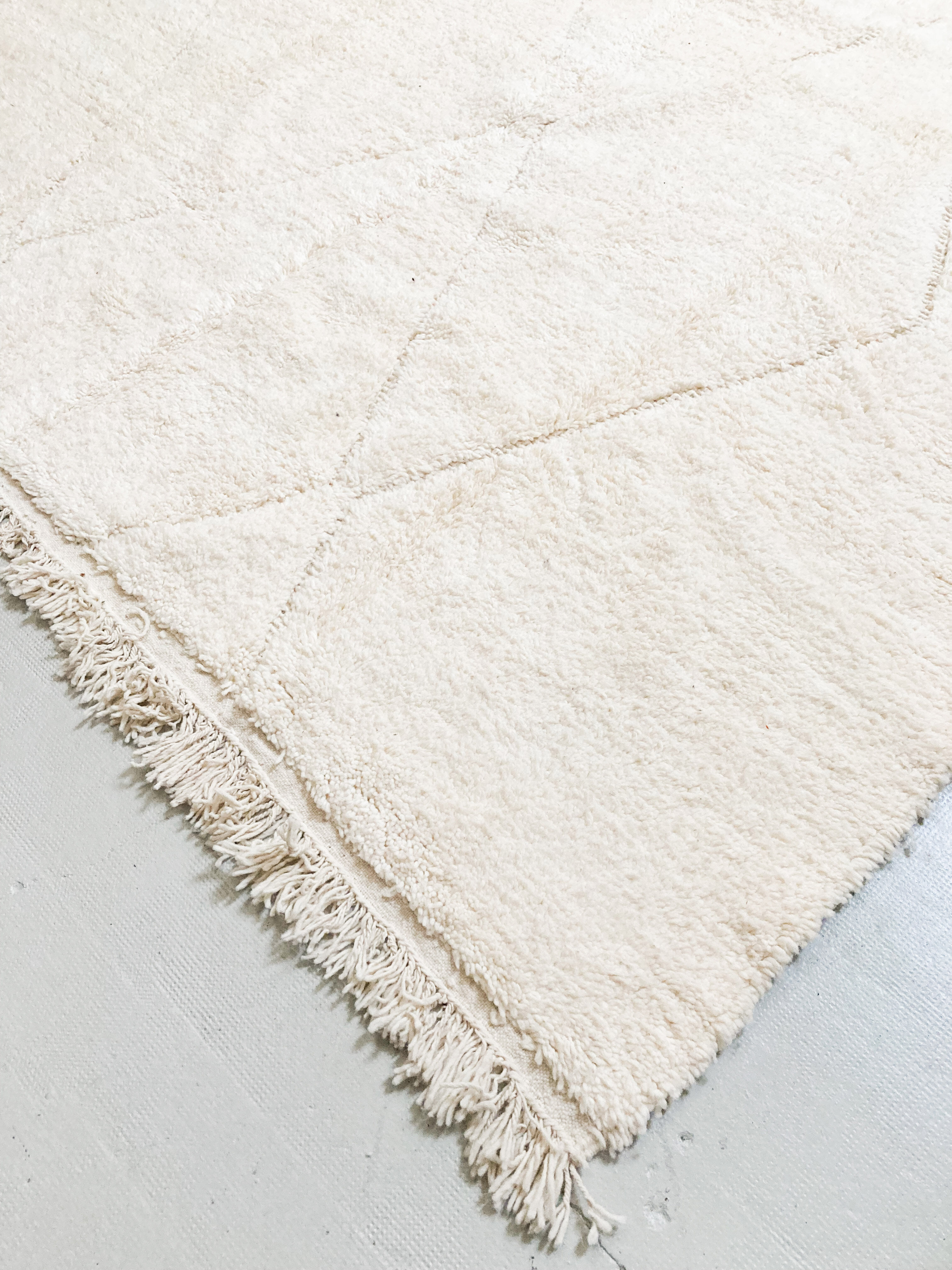 Moroccan Berber carpet beni ouarain unbleached diamonds engraved 355x253cm