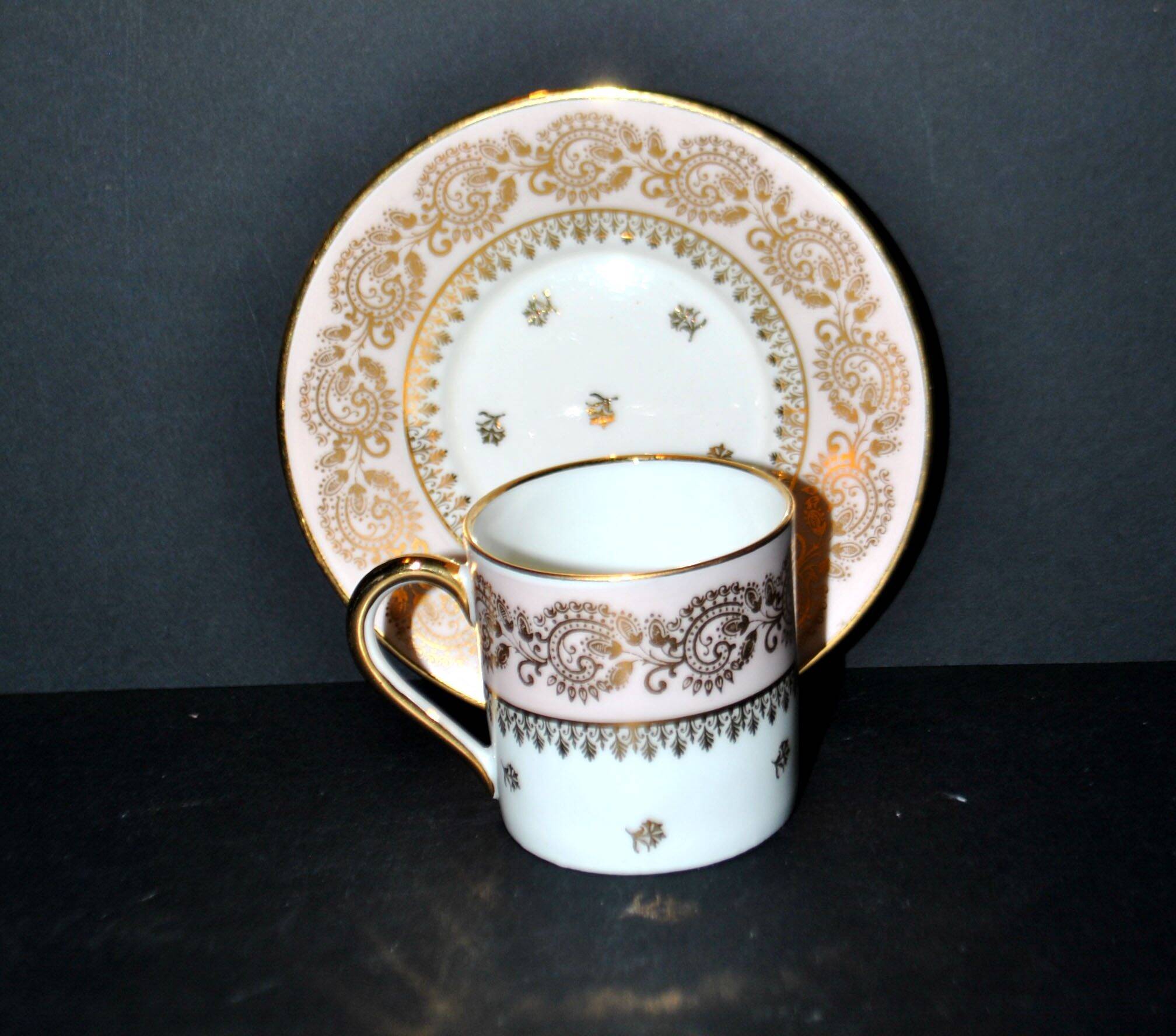 Litron cup from Limoges in porcelain with pink and gold decoration, signed Porcelaine d’Art PP.