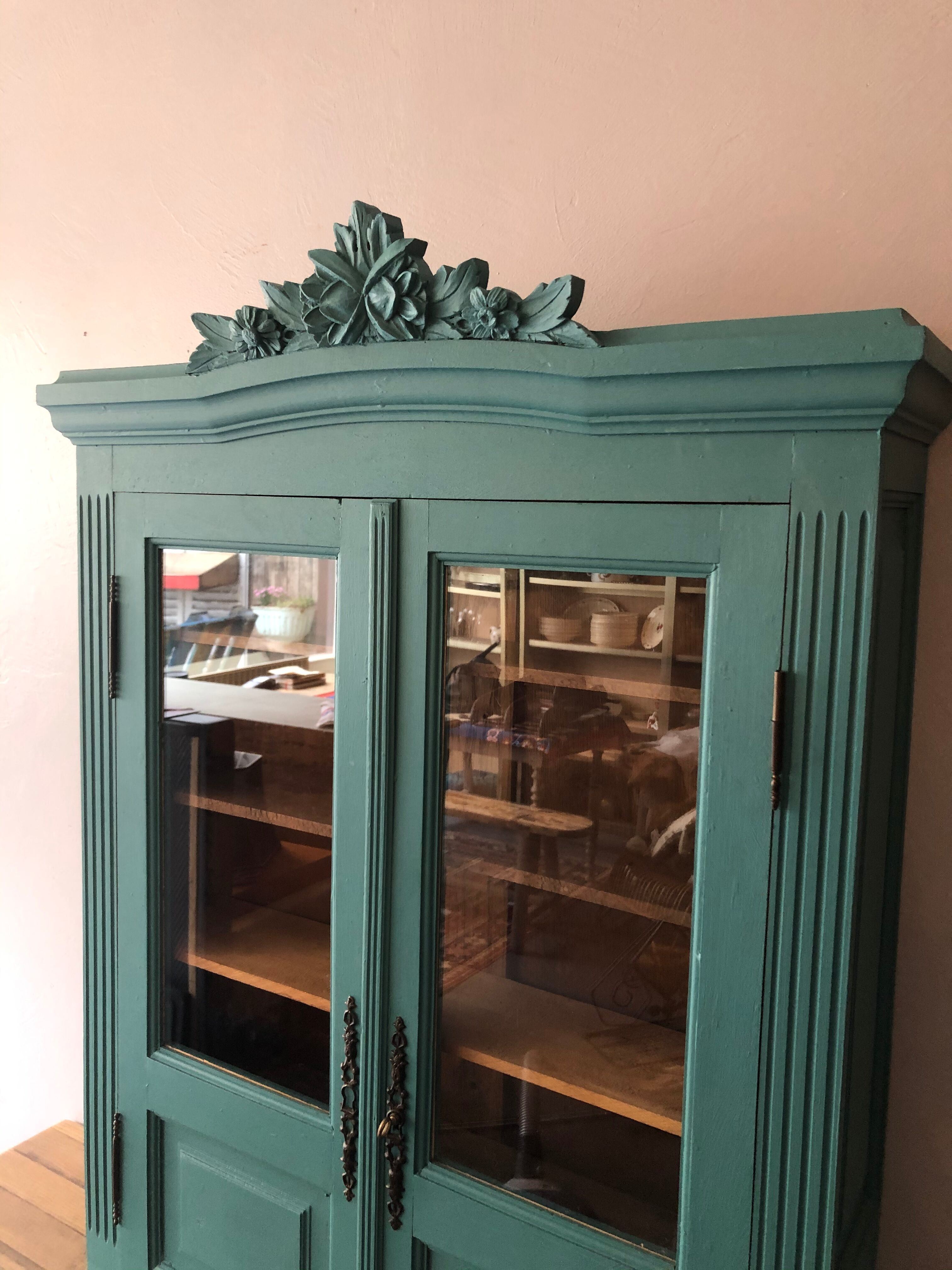 Showcase to be placed or hung