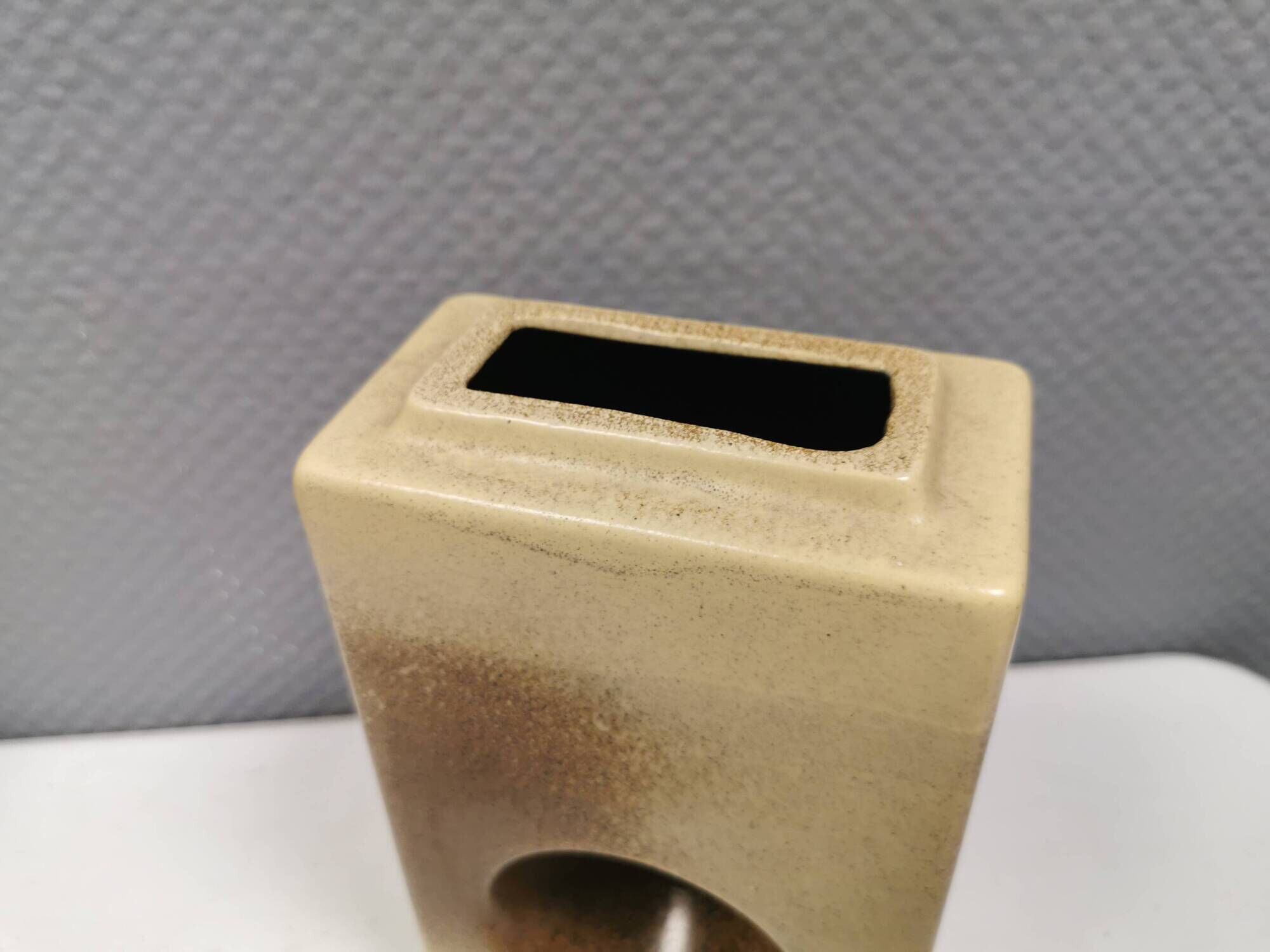 Magnifique vase sculpté perforé. RDA/Allemagne de l'Est, années 1960.