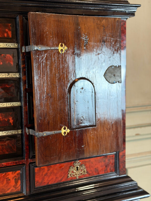 Cabinet anversois, ébène, écaille de tortue, palissandre et os, XVIIème siècle