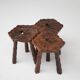 Ensemble de trois tabourets en bois sculptés à la main.