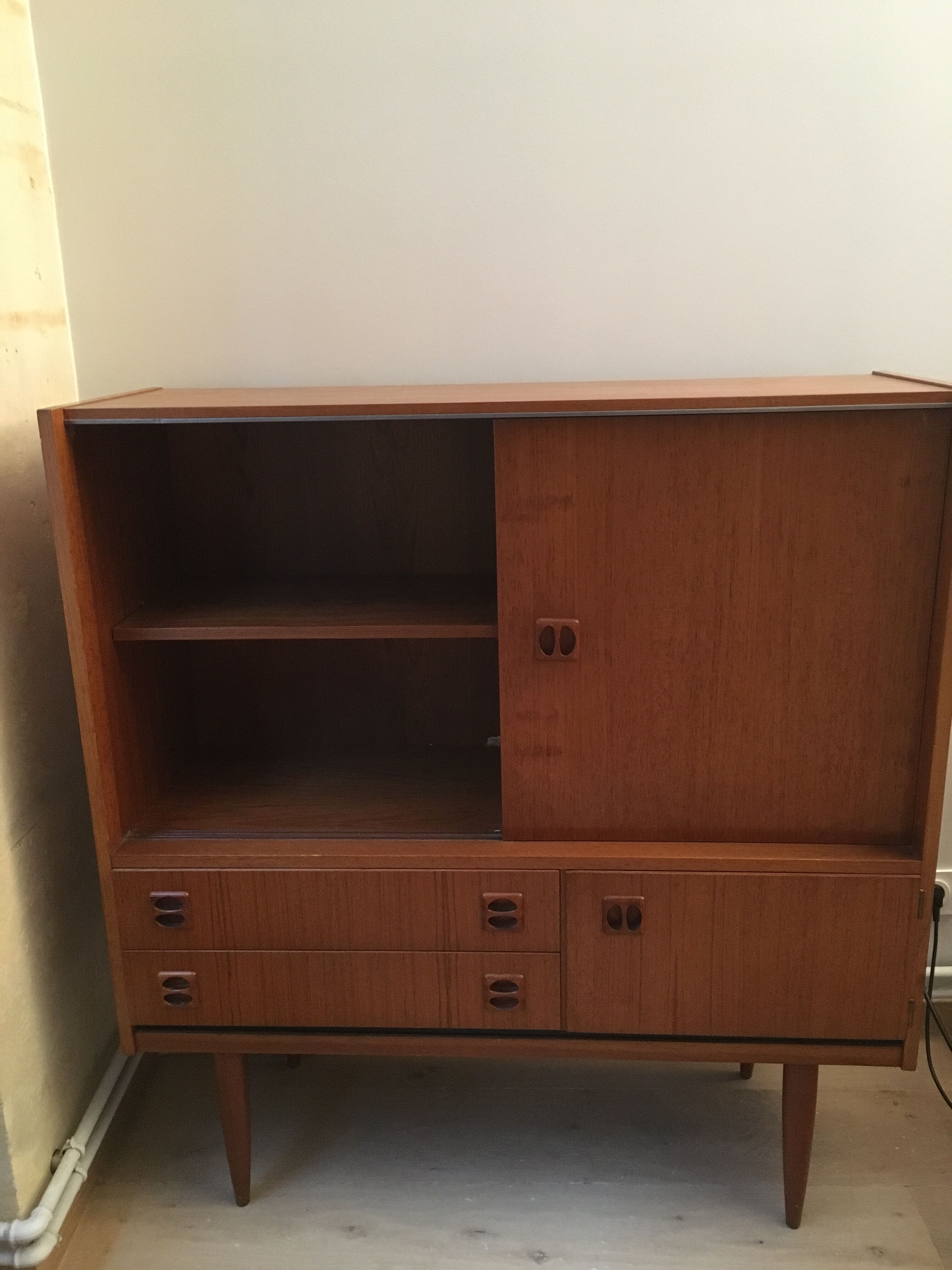 Meuble en teck avec 2 tiroirs et 1 porte