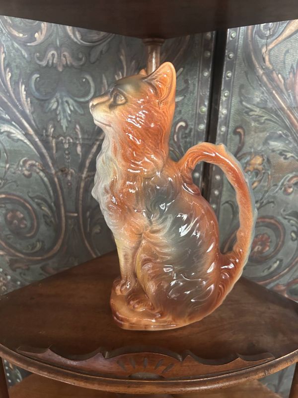Pichet zoomorphe en faïence, barbotine Saint-Clément figurant un chat – Modèle n°9872 – Circa 1900