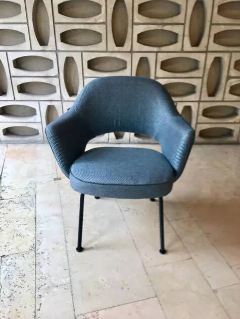 Fauteuil Conférence de Eero Saarinen pour Knoll, retapissé