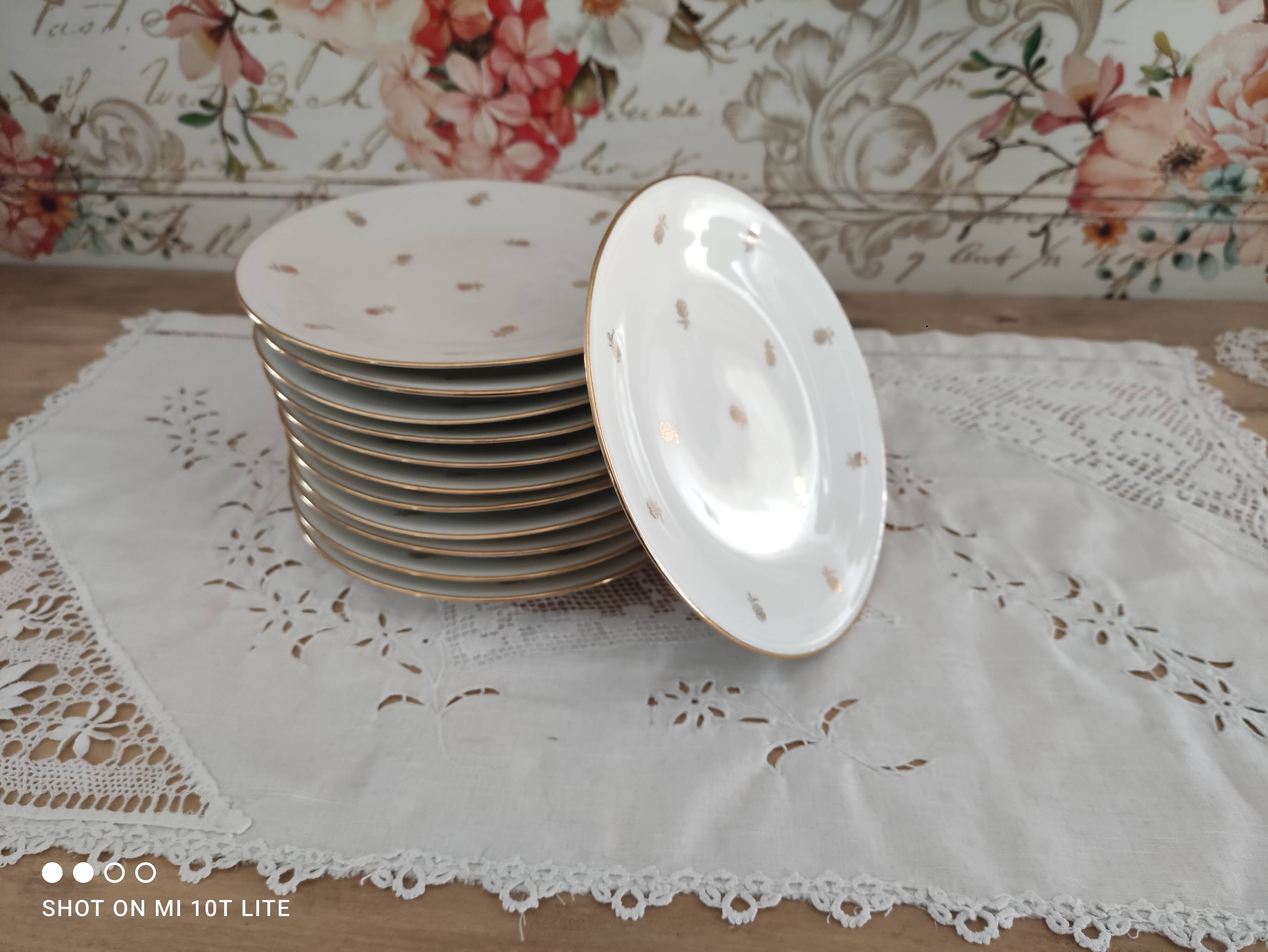 Lot de 12 assiettes à dessert en porcelaine de Limoges décor floral doré