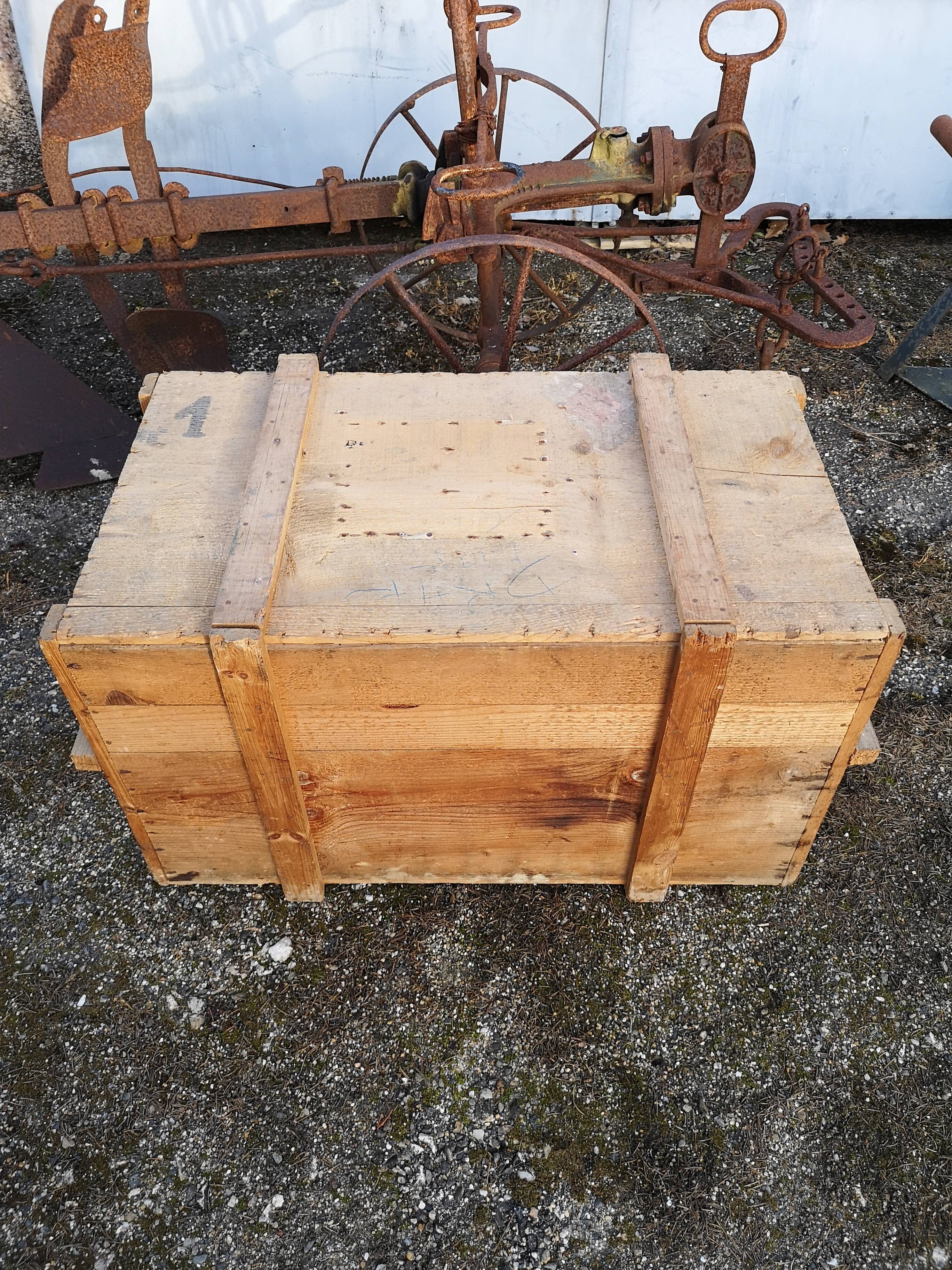 Military wood trunk